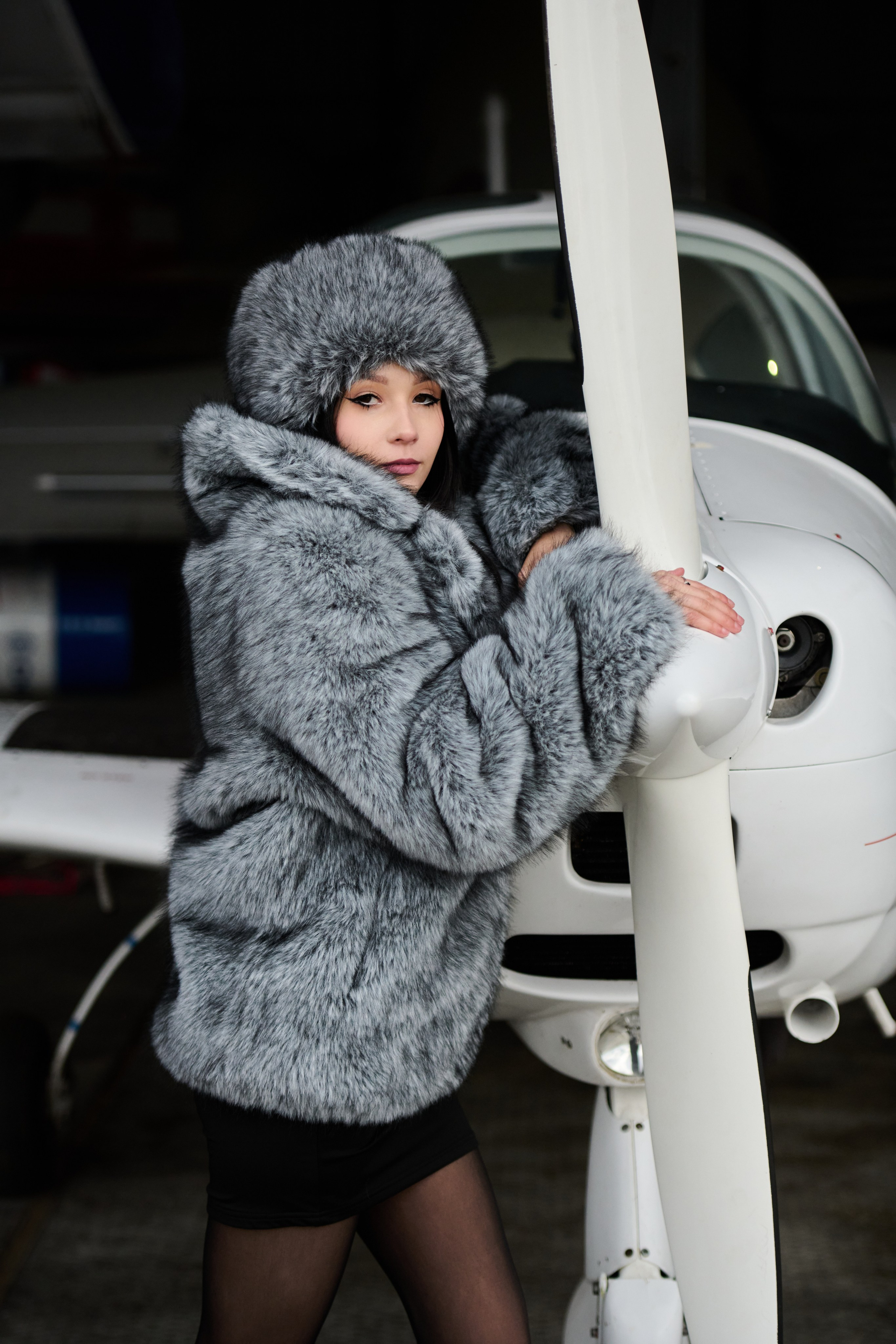 Фотосессия моделей в шубах на аэродроме. Репортажный и семейный фотограф — Шелихов Сергей