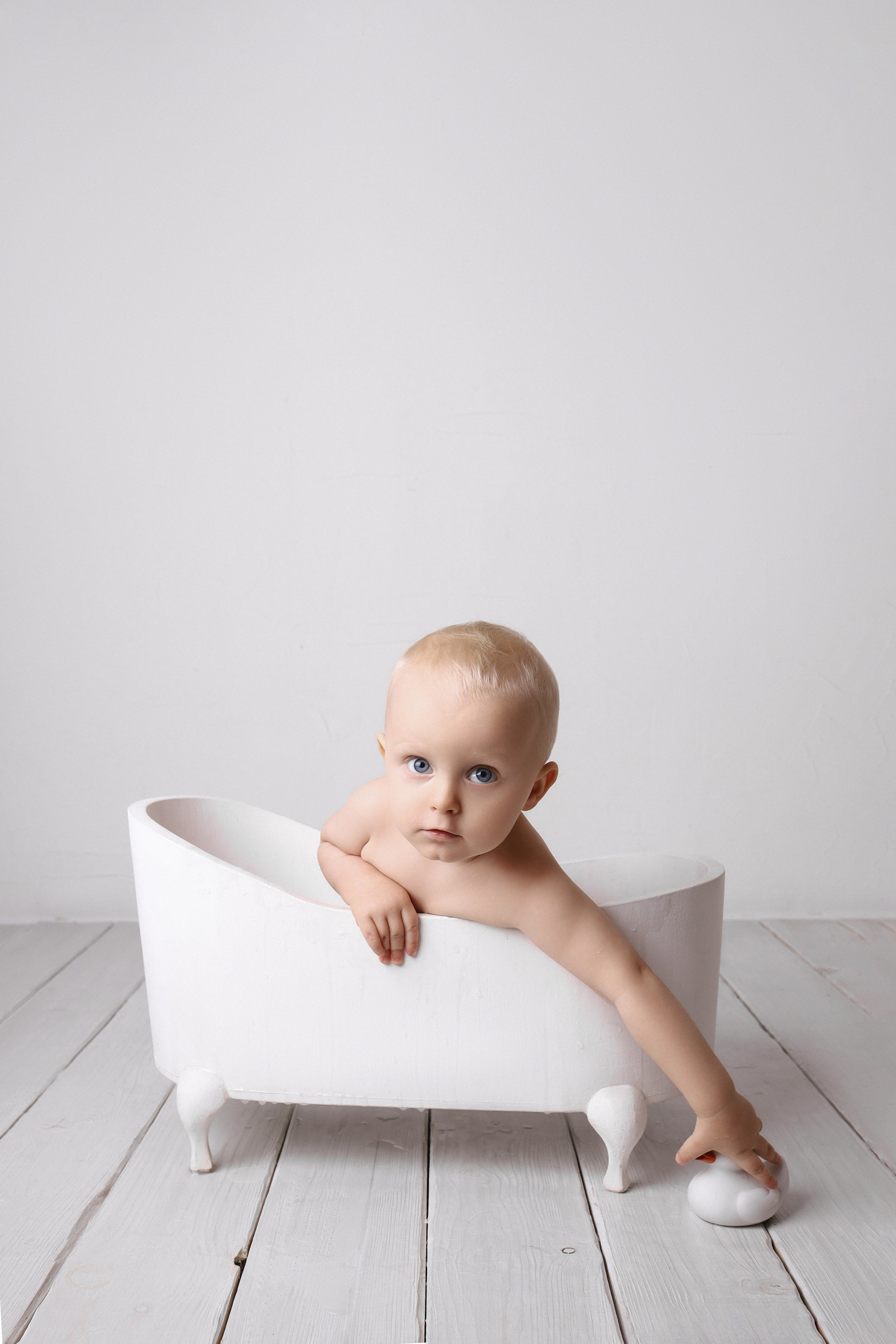 Молочная ванна. Фотограф новорожденных и детский фотограф в Новосибирске