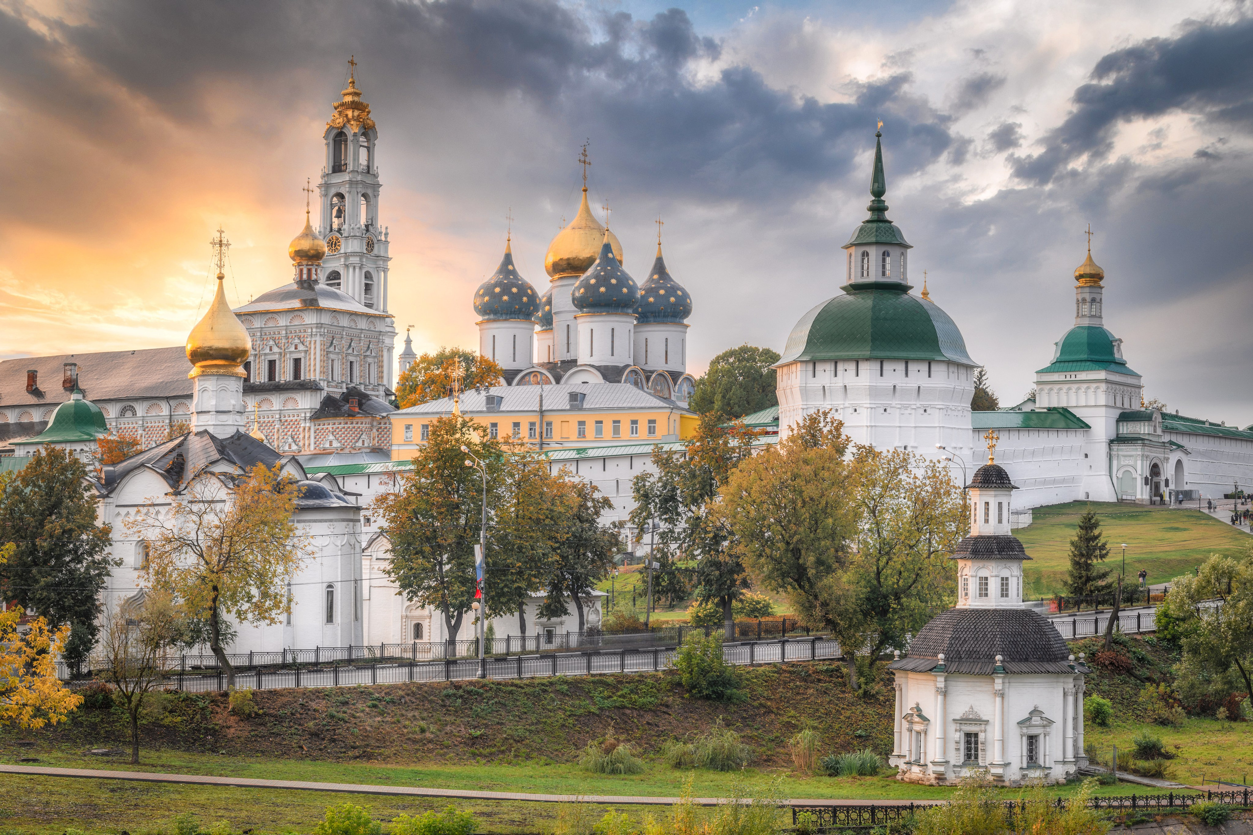 Вид на Троице-Сергиеву лавру на закате