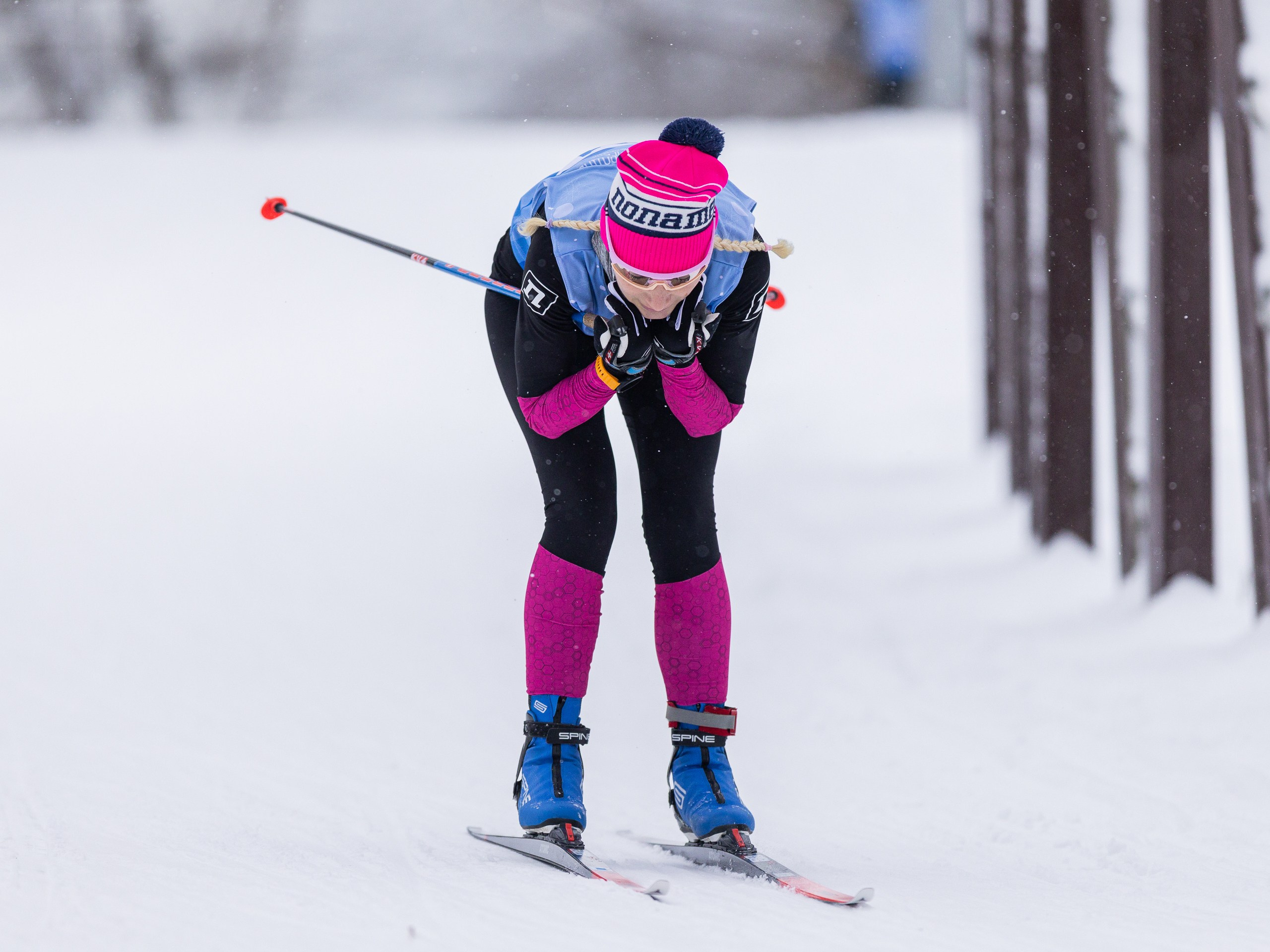 Лыжник спускается по заснеженному склону горы.