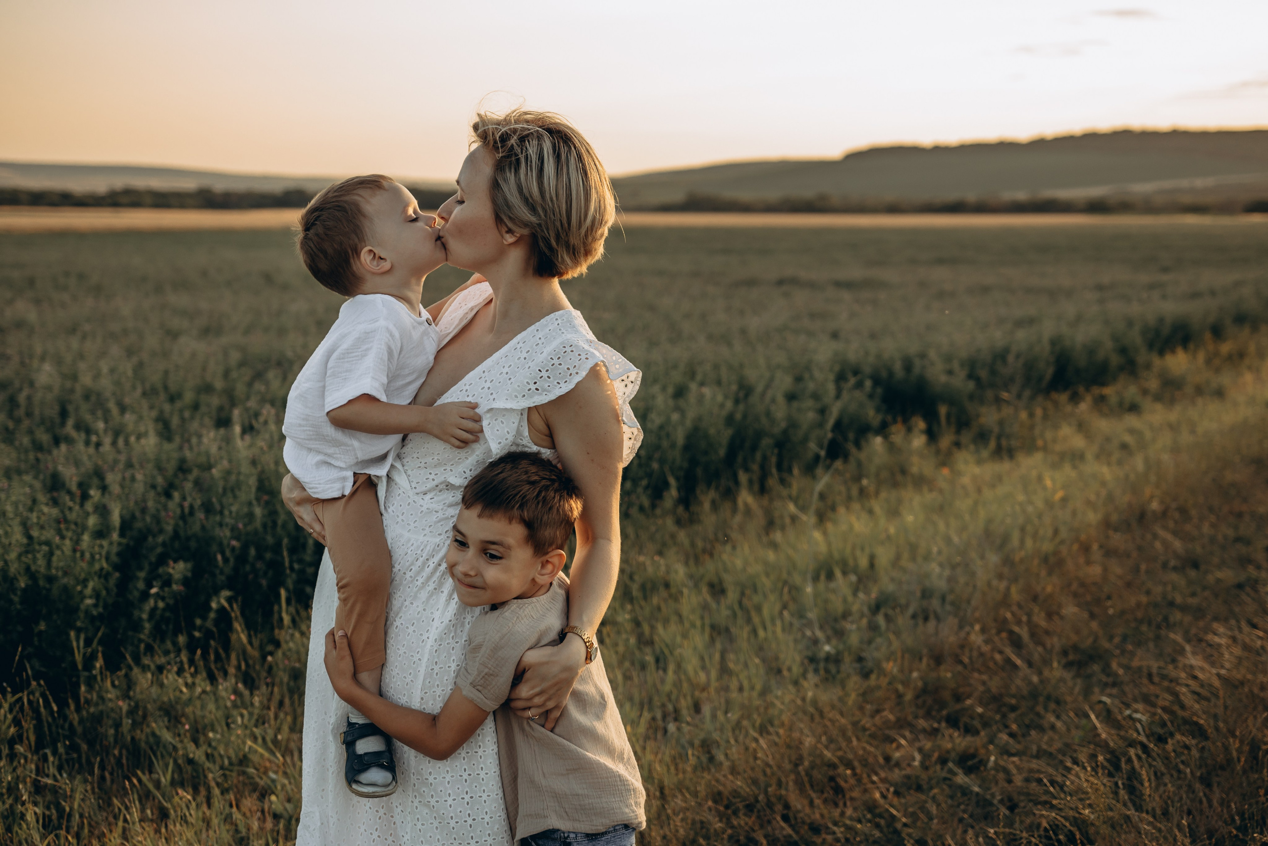 Миша, Ксюша, Саша и Леша — запуская воздушного змея. Семейный фотограф Новороссийск, Анапа, Геленджик — Юлия Давыдова