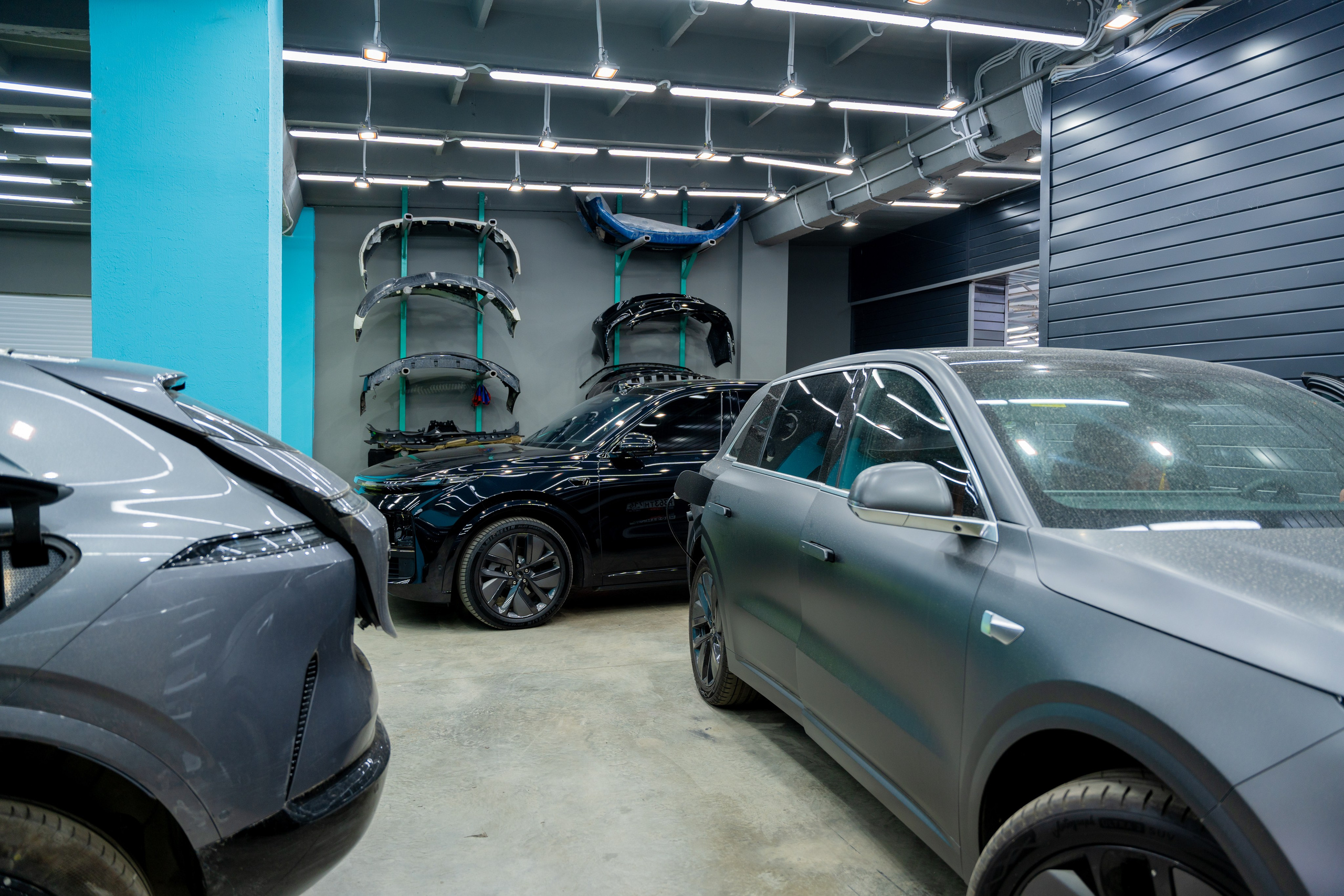 Интерьерная фотосъемка автосалона Elrus в Краснодаре. Zeekr, LiXiang Профессиональная фотосъемка интерьера премиум-автосалона в Краснодаре. Шедевры для Вас! Фотограф и Видеограф в Краснодаре Пахиев Руслан