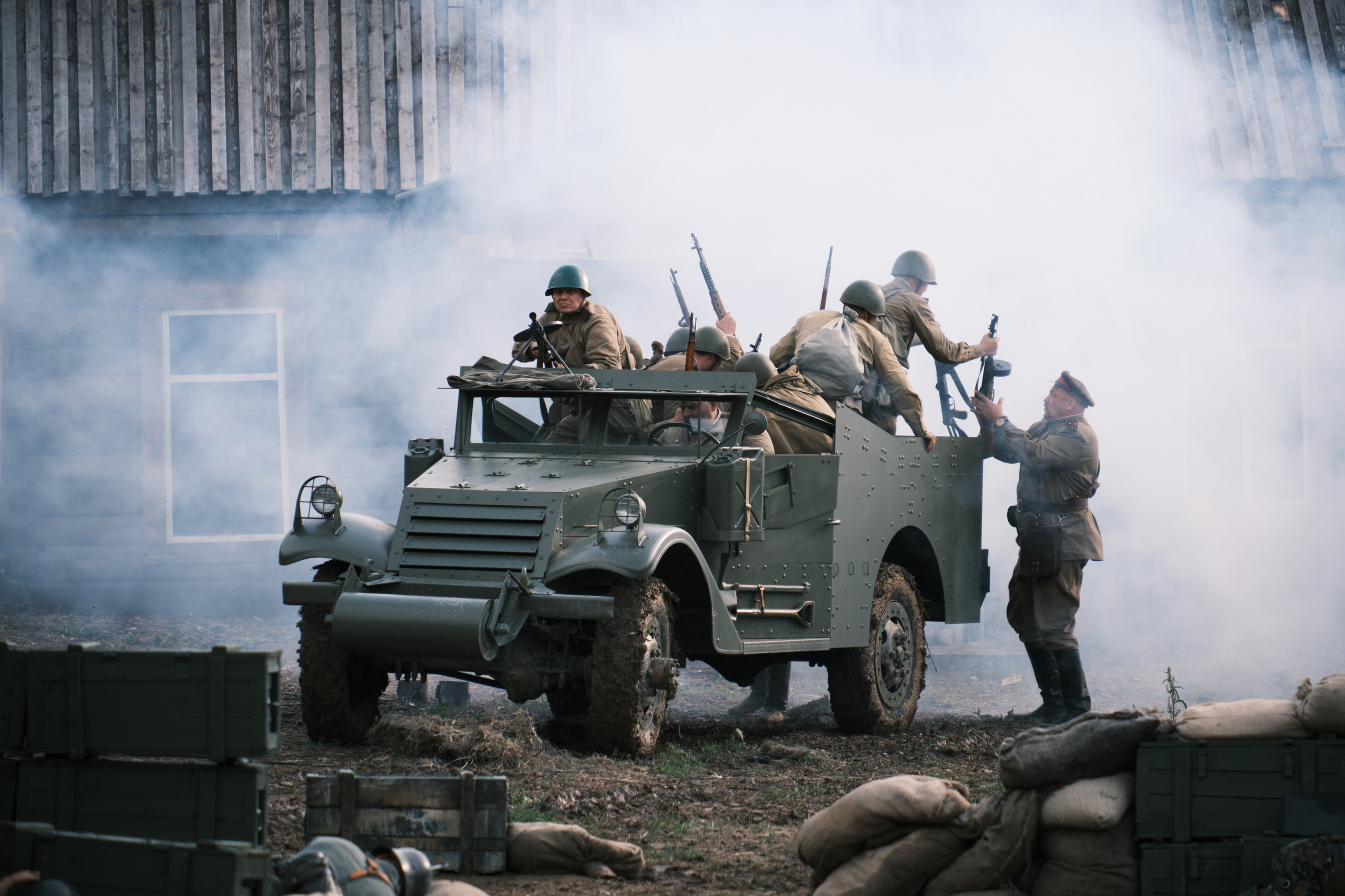Высадка русских солдат с броневика 