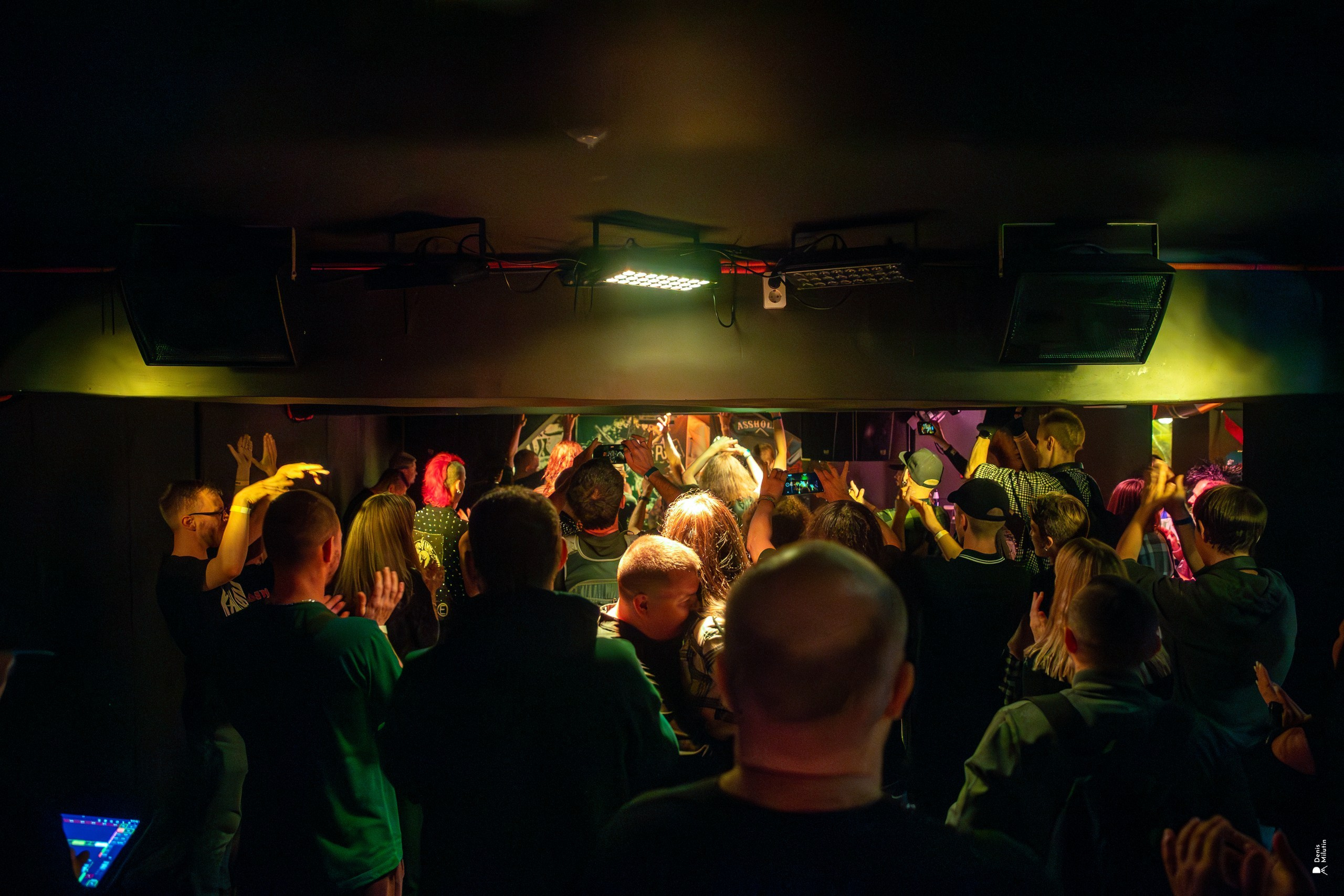 Панк рок концерт в клубе Рядом. Портретный фотограф Денис Милютин