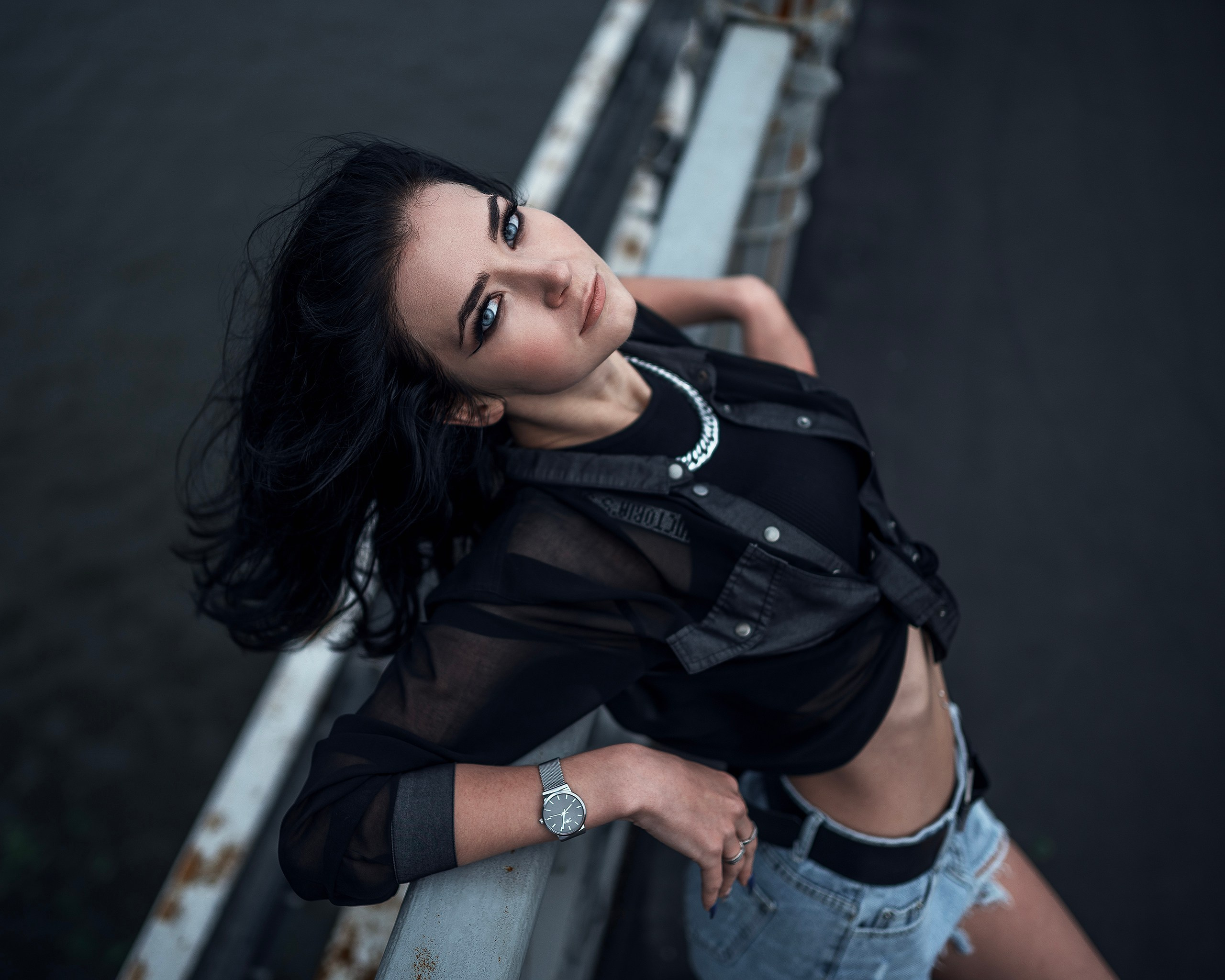 Девушка на улицах Москвы в пасмурную погоду 