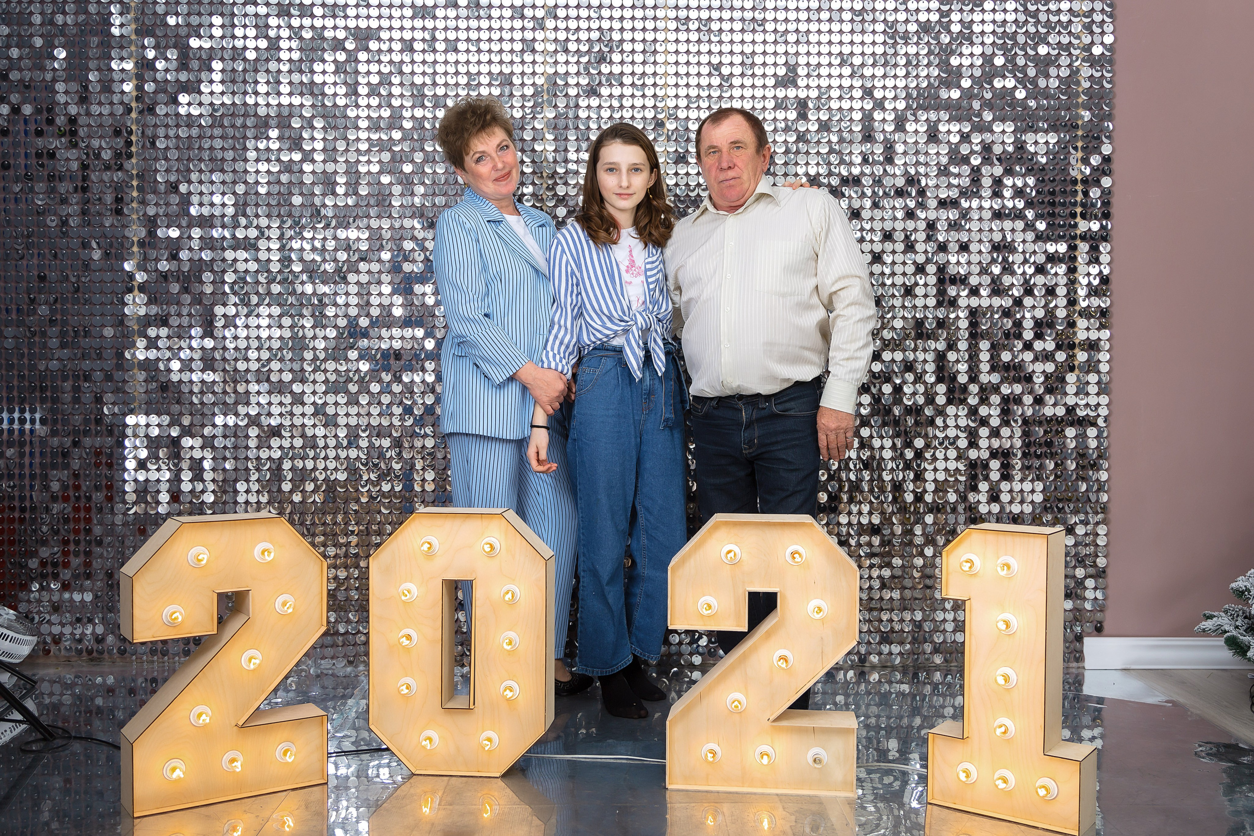 Новогодняя семейная фотосессия в студии в Волгодонске