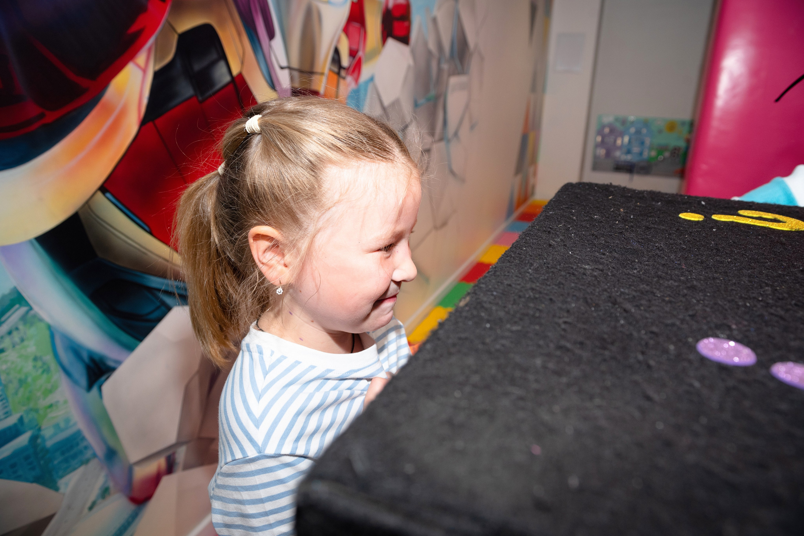 Профессиональный фотограф из Сургута/Нефтеюганска запечатлевает живое настроение и радость детско-подростковых праздничных мероприятий, включая дни рождения, выпускные вечера и семейные торжества.