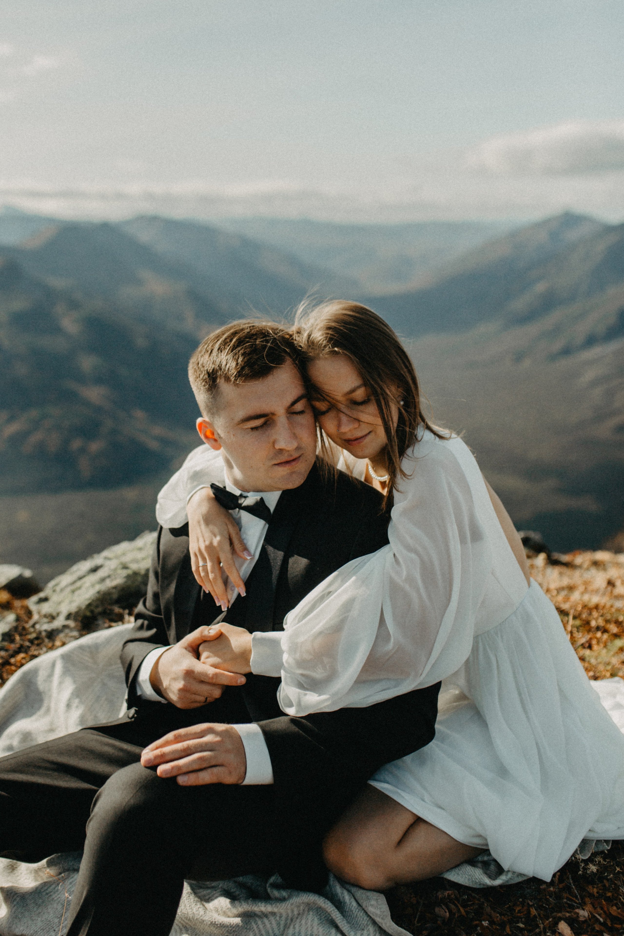 Вертолетный полет Бухта Жировая. Свадебное фото и видео на Камчатке. Туристические маршруты