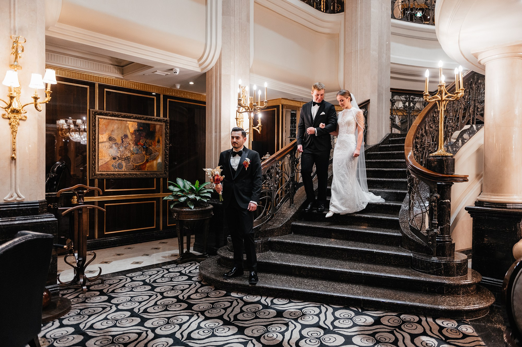 Встреча жениха и невесты. Невеста спускается по лестнице к жениху.