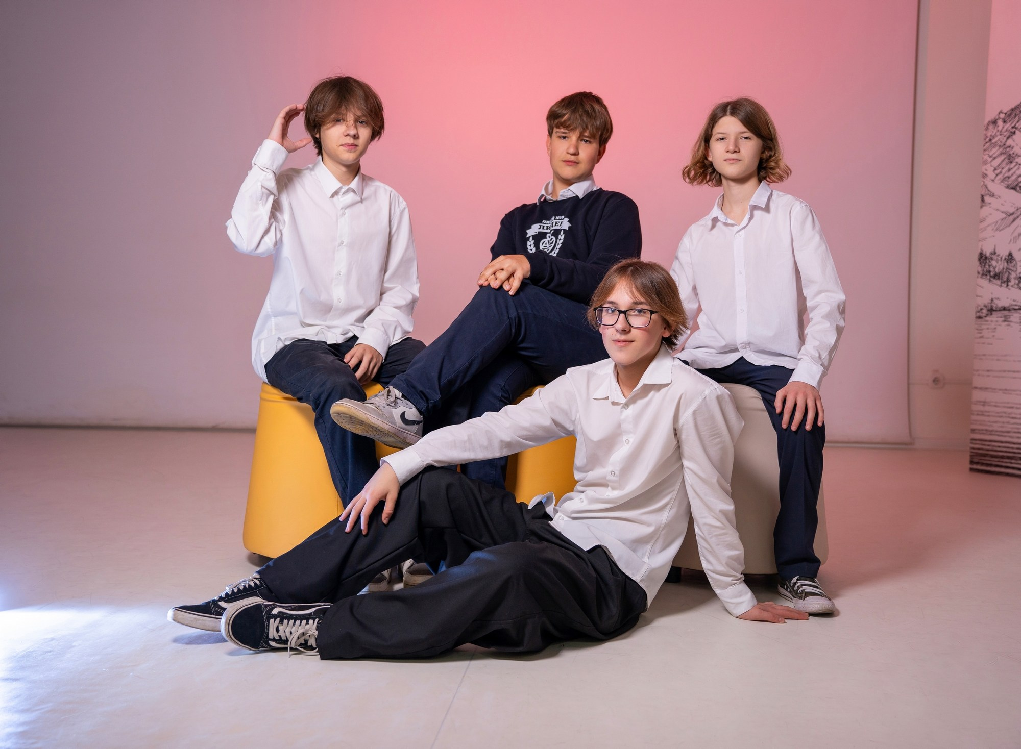 Фотосессия в школе с цветными фильтрами. СИГМА | Студия выпускных альбомов Красноярск