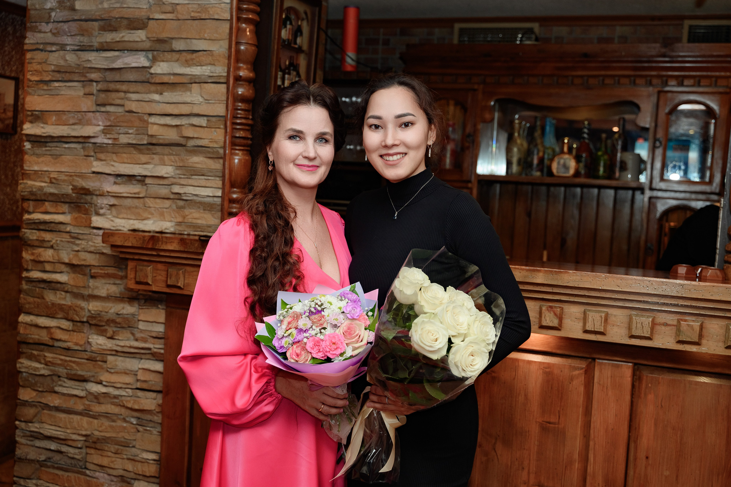 Фотосессия для юбиляра в ресторане от 2500 рублей за час работы фотографа с ретушью всех фотографий.