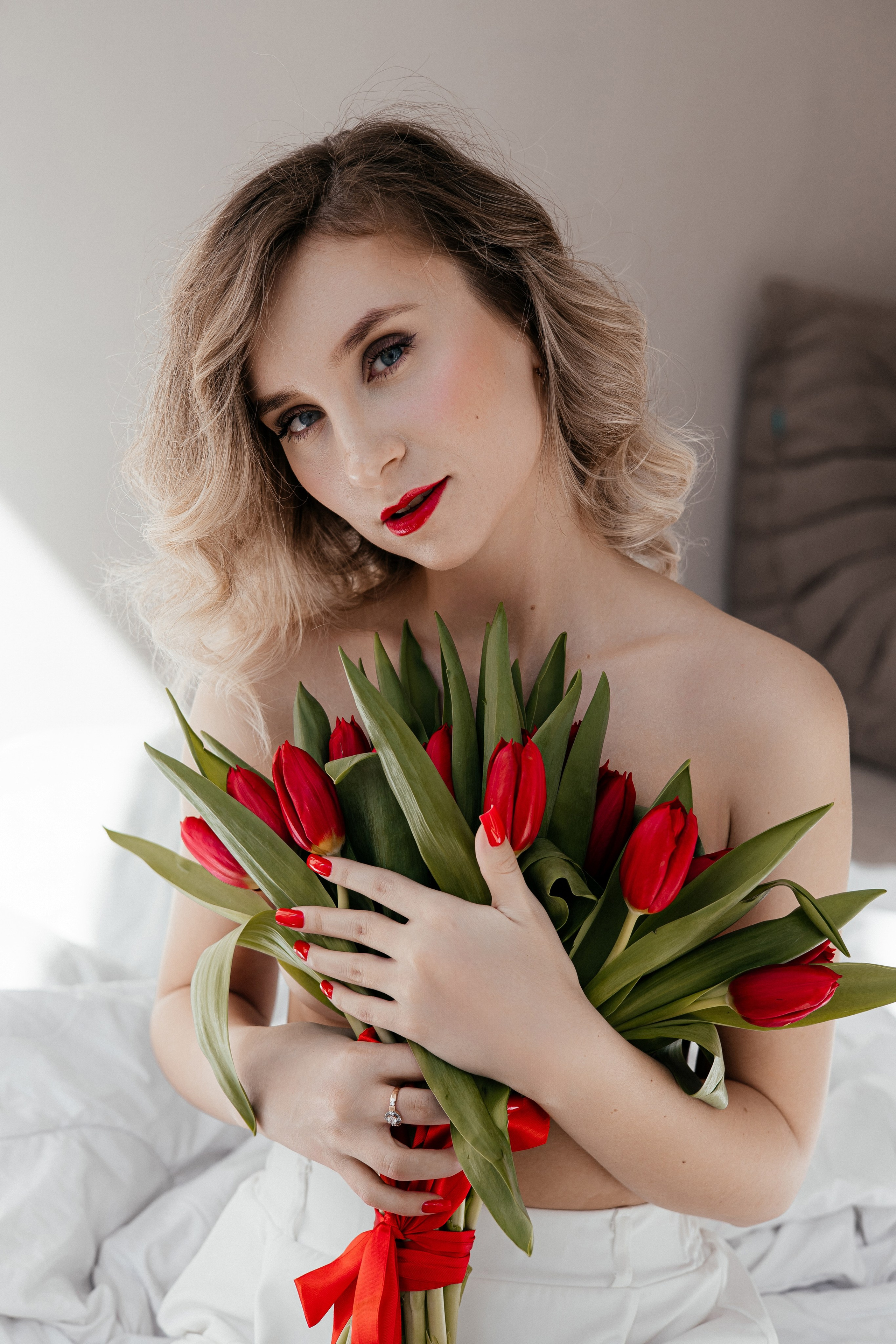 Анна. Красные тюльпаны