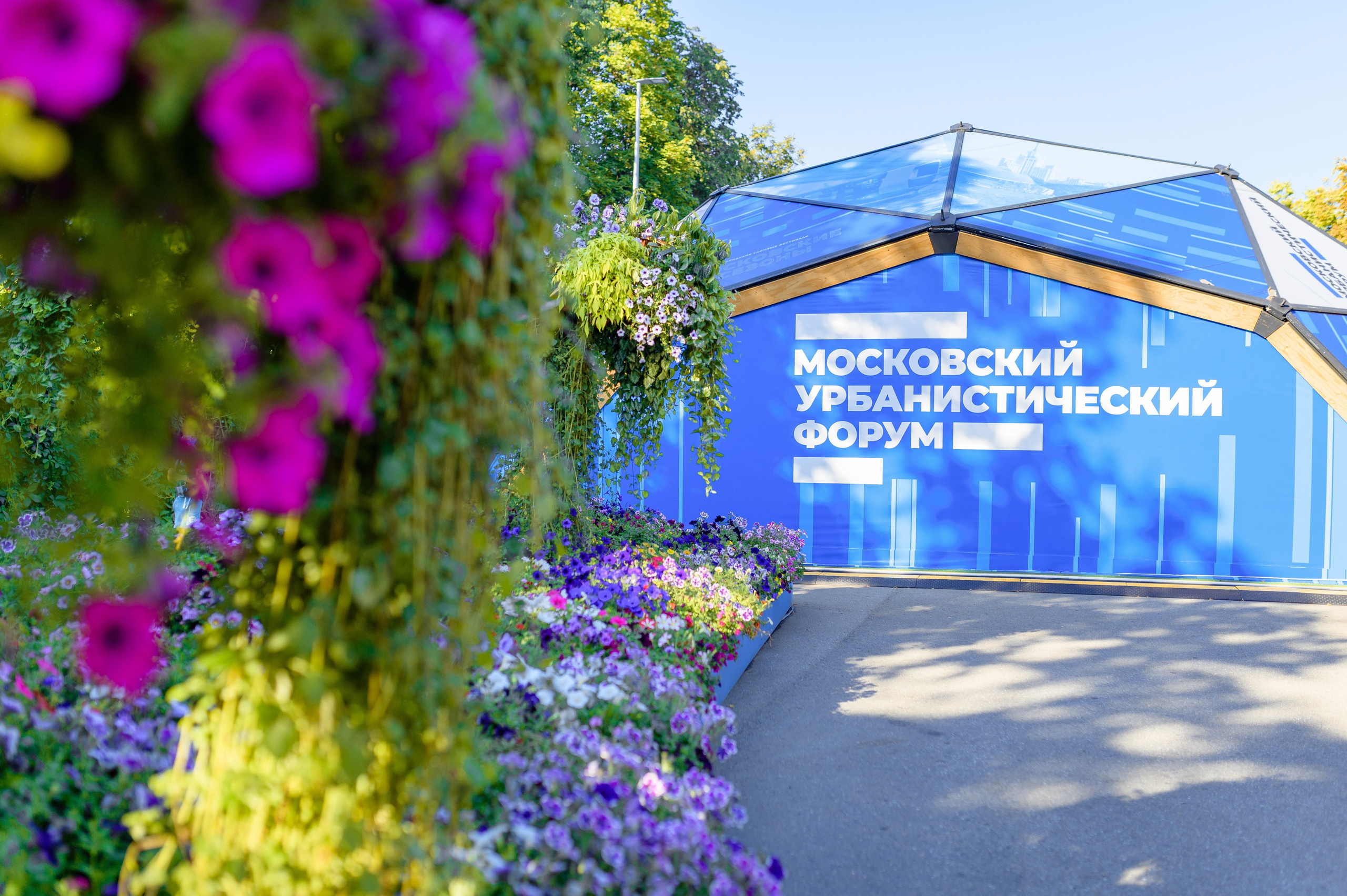 Репортажная съемка: "Фотография репортажного характера, запечатлевшая важный момент корпоративного мероприятия."