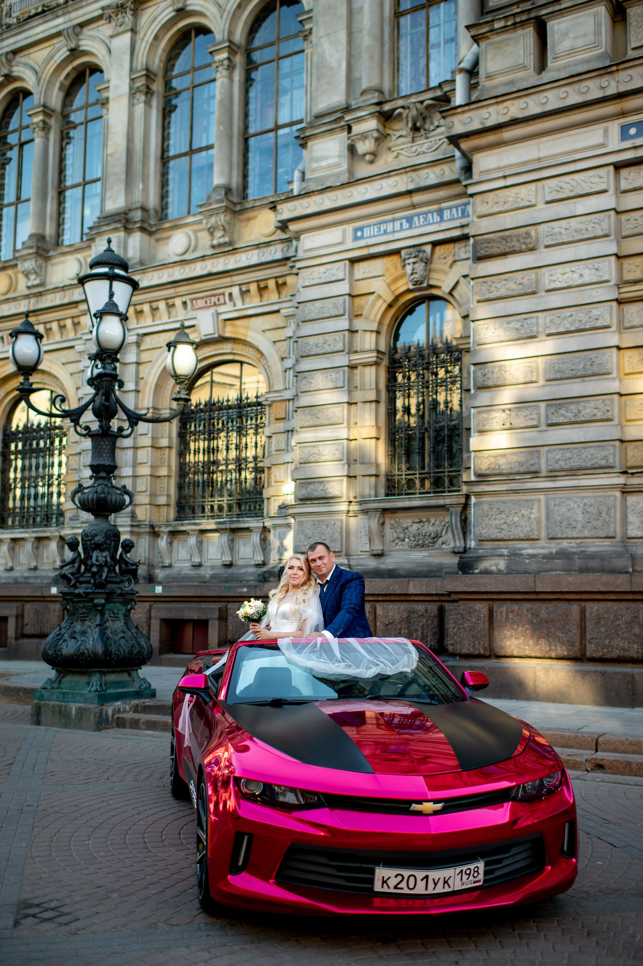 Евгения (фотосессия с малиновым chevrolet camaro, в сирени в Пушкине в Екатерининском парке). Портретный, семейный и свадебный фотограф в Санкт-Петербурге и в Пушкине Ширяев Денис
