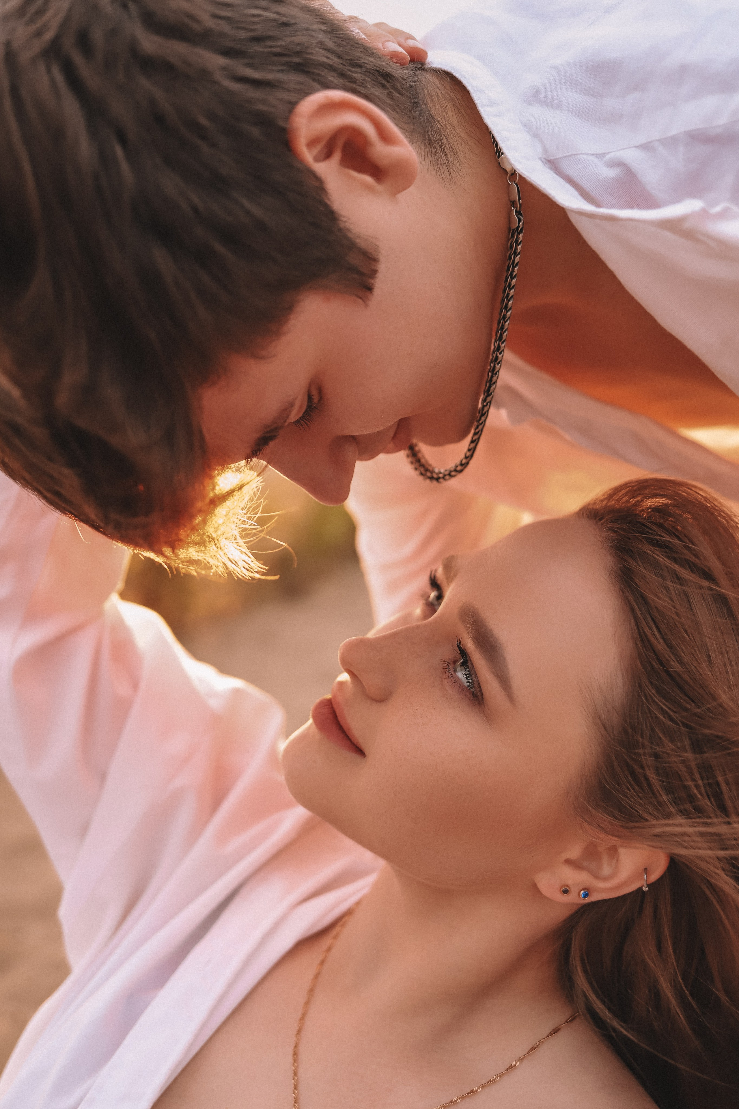 Крупный портрет пары, закат, мягкий свет