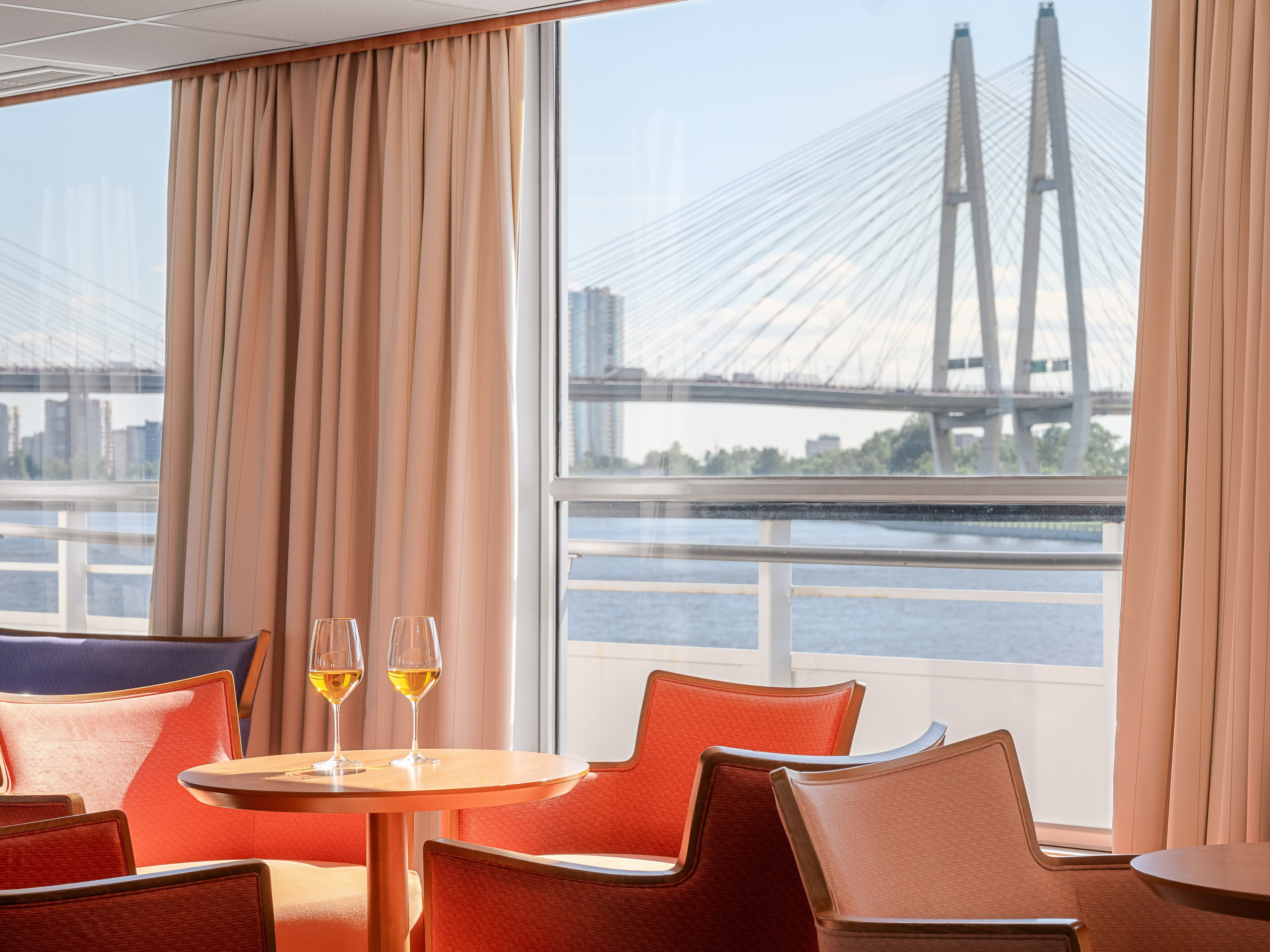 Теплоход «Викинг Трувор». Вячеслав Лазарев фотографирую интерьеры