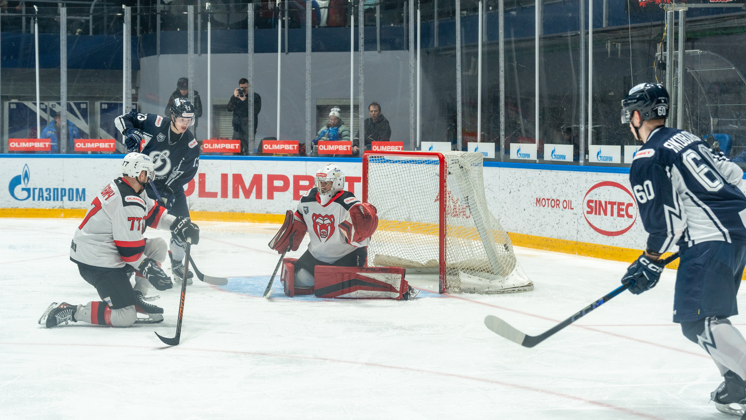 Хоккейный матч «Динамо» — «Молот» в Санкт-Петербурге: напряжённый момент у ворот. Репортаж, спортивная фотосъёмка, эмоции.