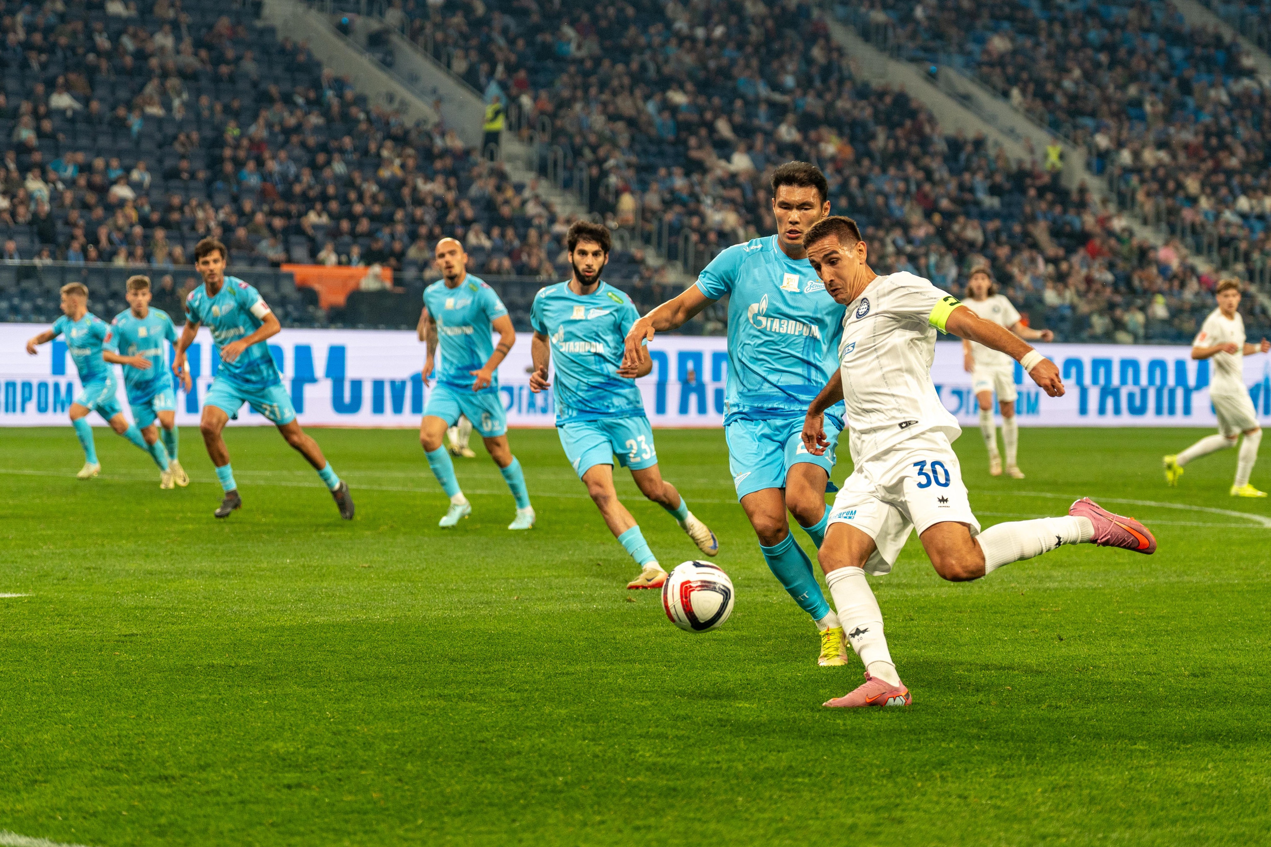 Спортивный фотограф Санкт-Петербург снимает удар игрока в белой форме