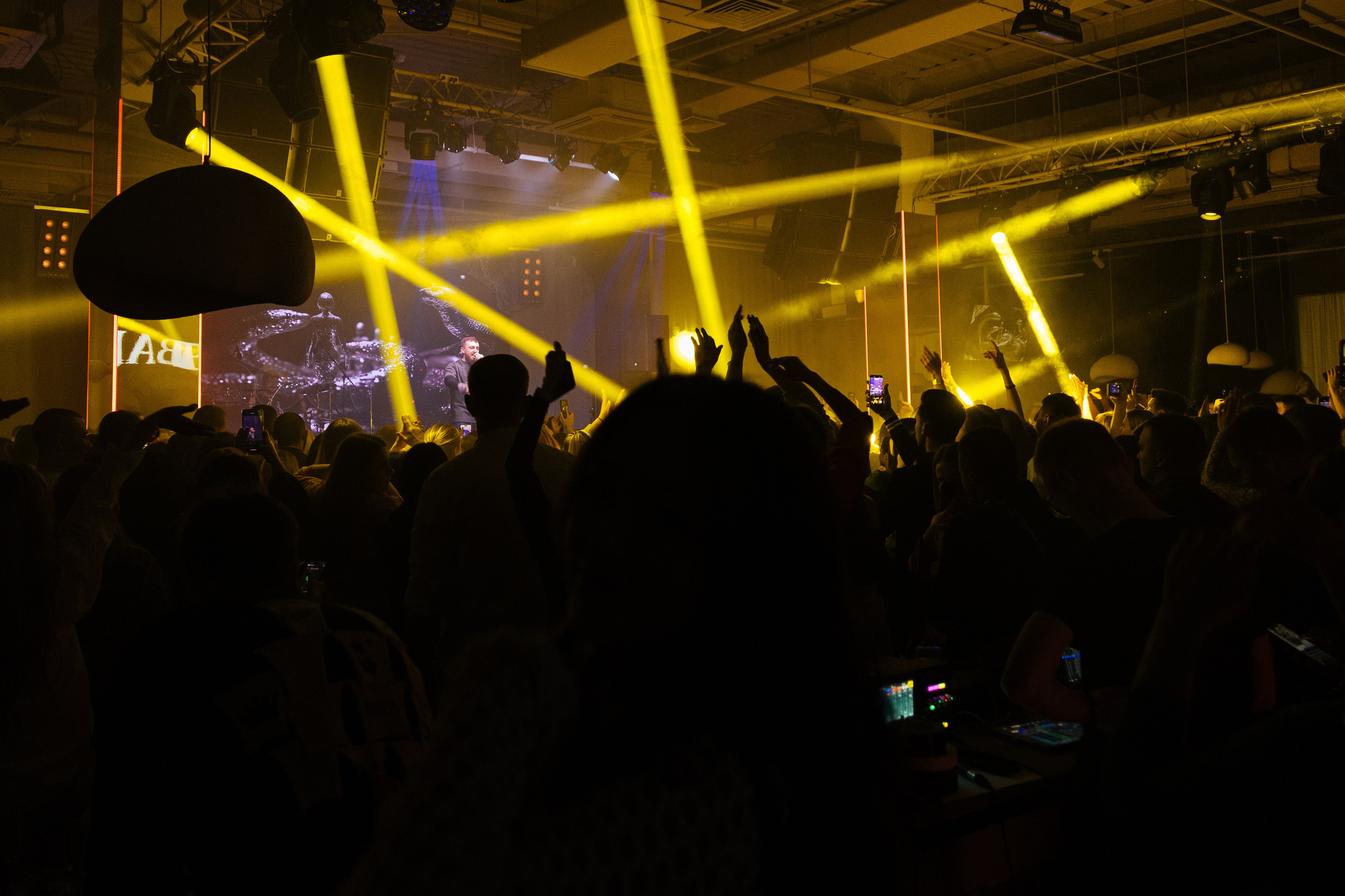 Султан Лагучев в Красноярске 05.03.2026. Фотограф Красноярск съемки лавстори, фотосессия в студии, портретная съемка, творческие фотосессии