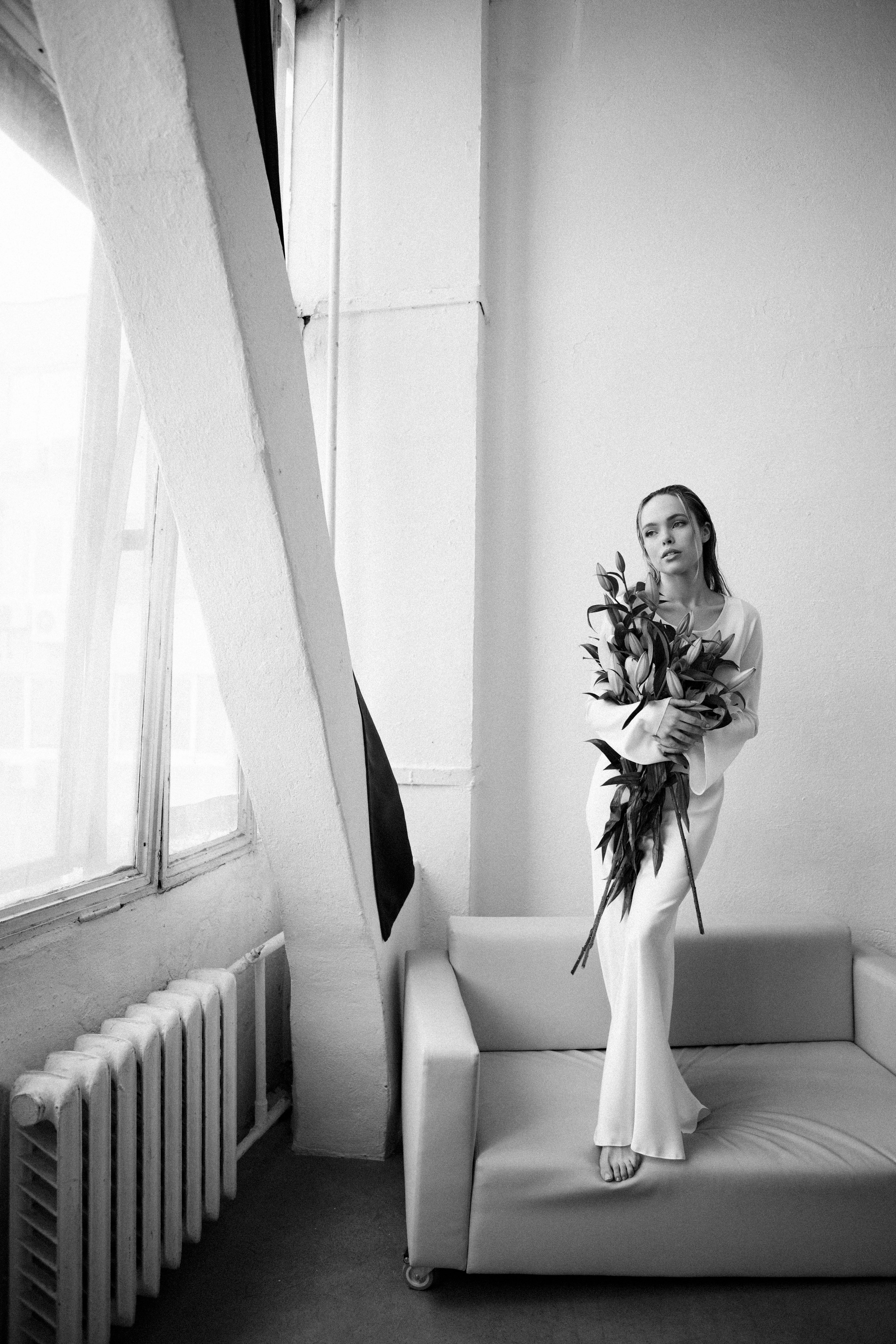 Арина. Фотосессия чб с лилиями в белой студии. Фотограф в Москве Ольга Сатони