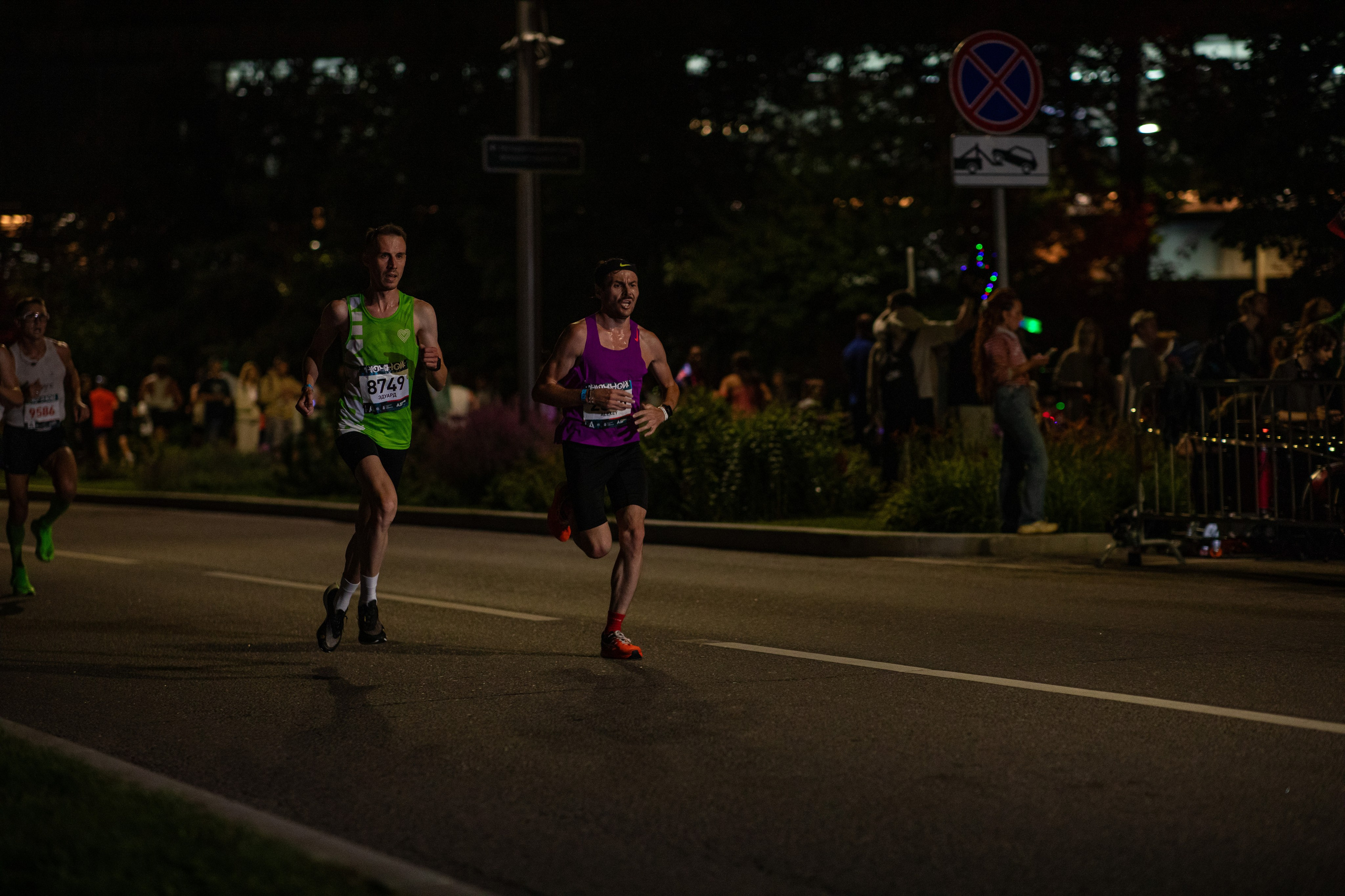 Ночной забег в ленте фотографий бегунов 03.08.24. Фотограф Сергей Ловкий