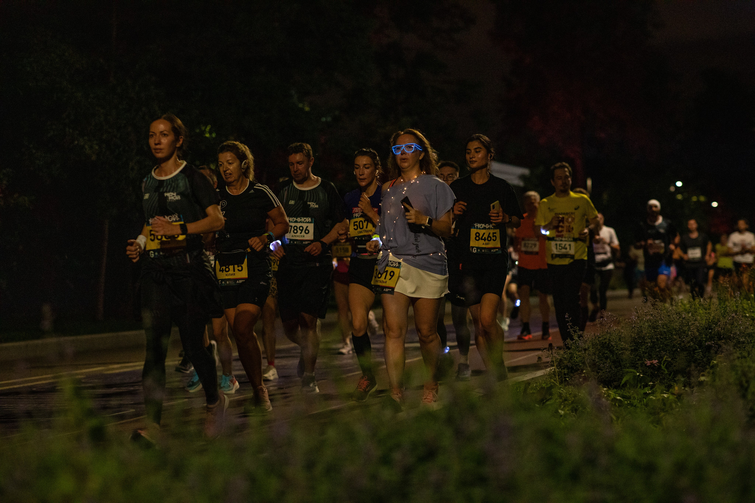 Ночной забег в ленте фотографий бегунов 03.08.24. Фотограф Сергей Ловкий