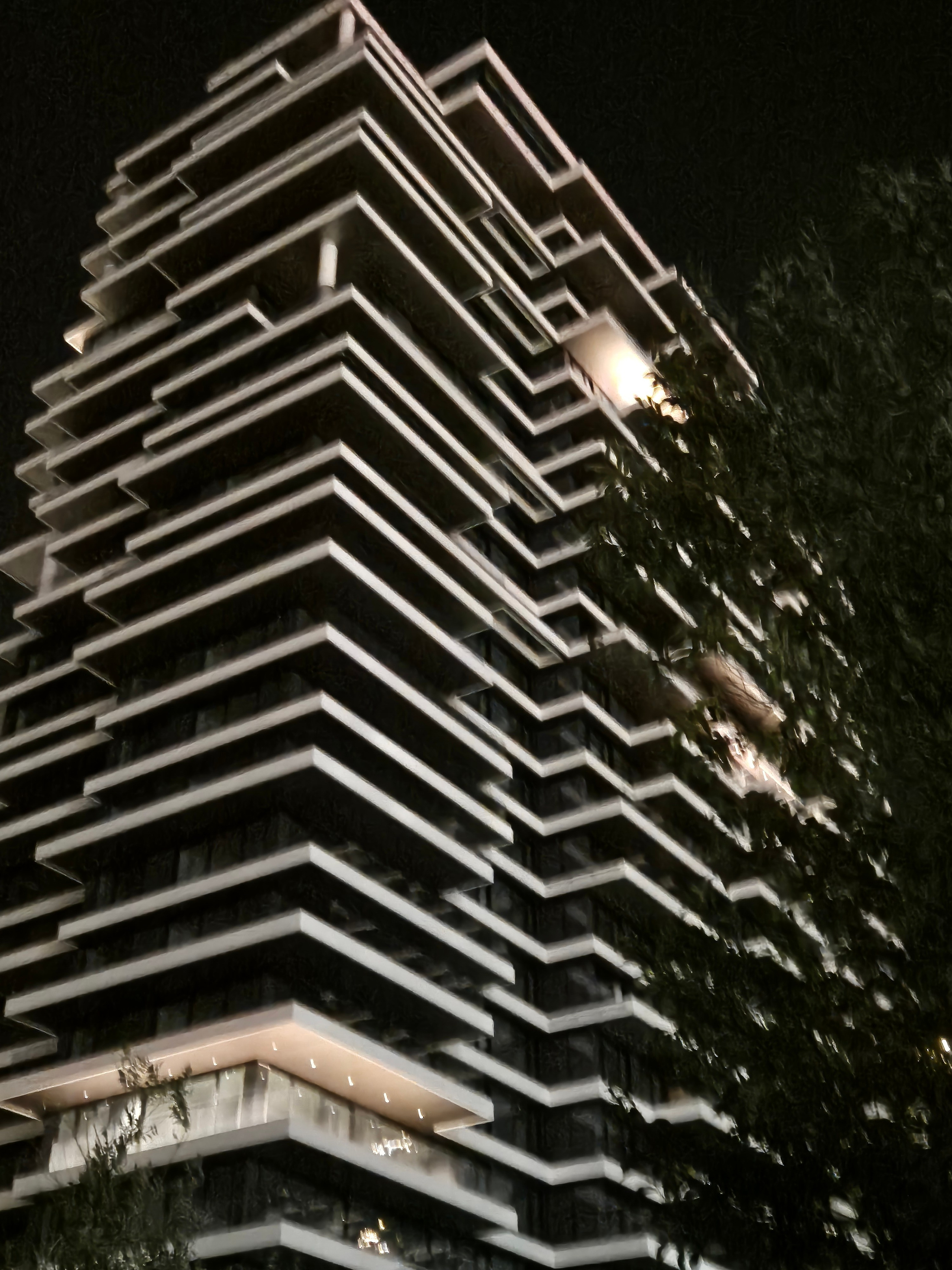 Некоторые здания только достраиваются. Контраст с жилыми домами постройки социалистических времен разительный