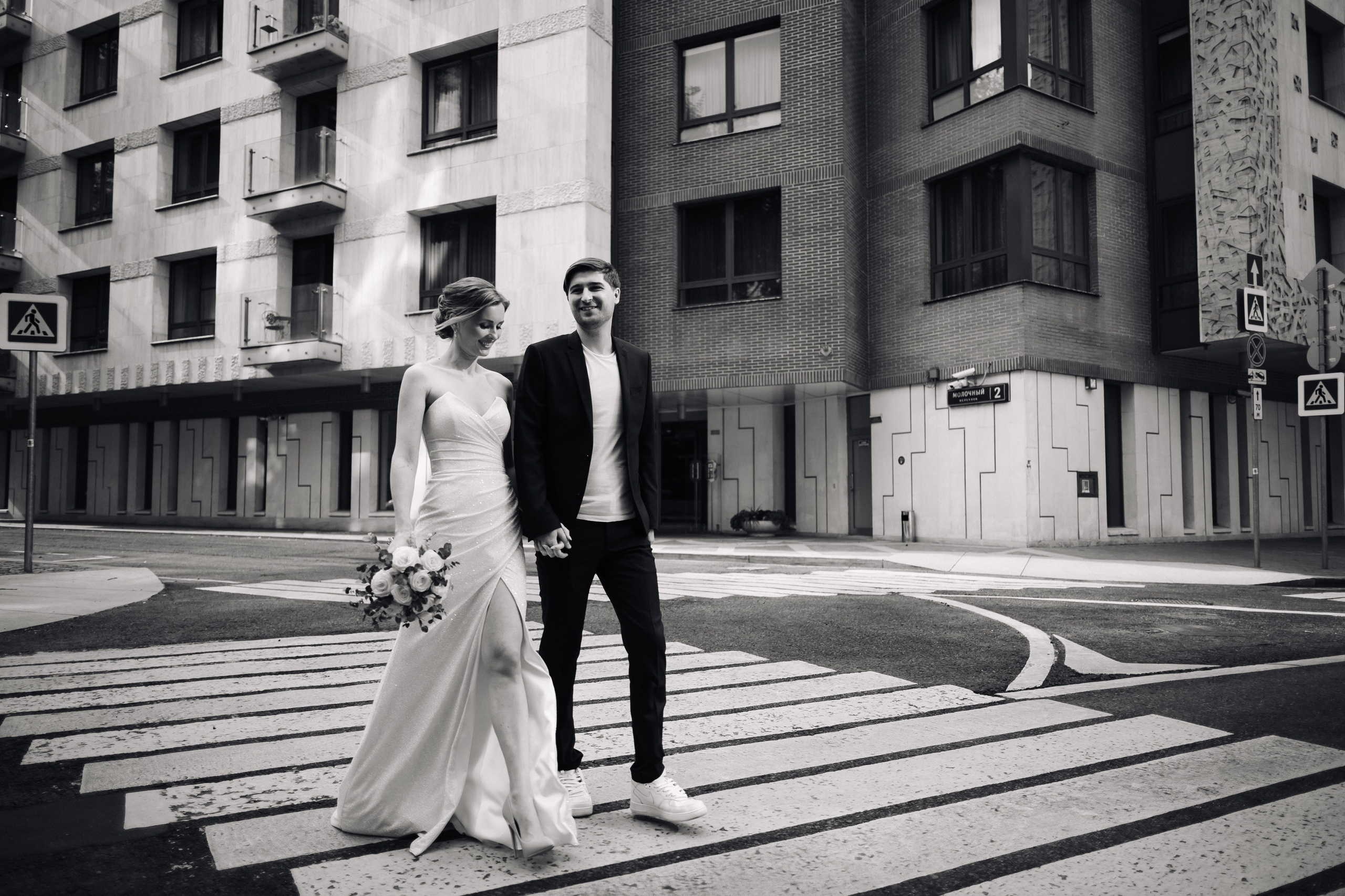 свадьба в городе переходят через дорогу