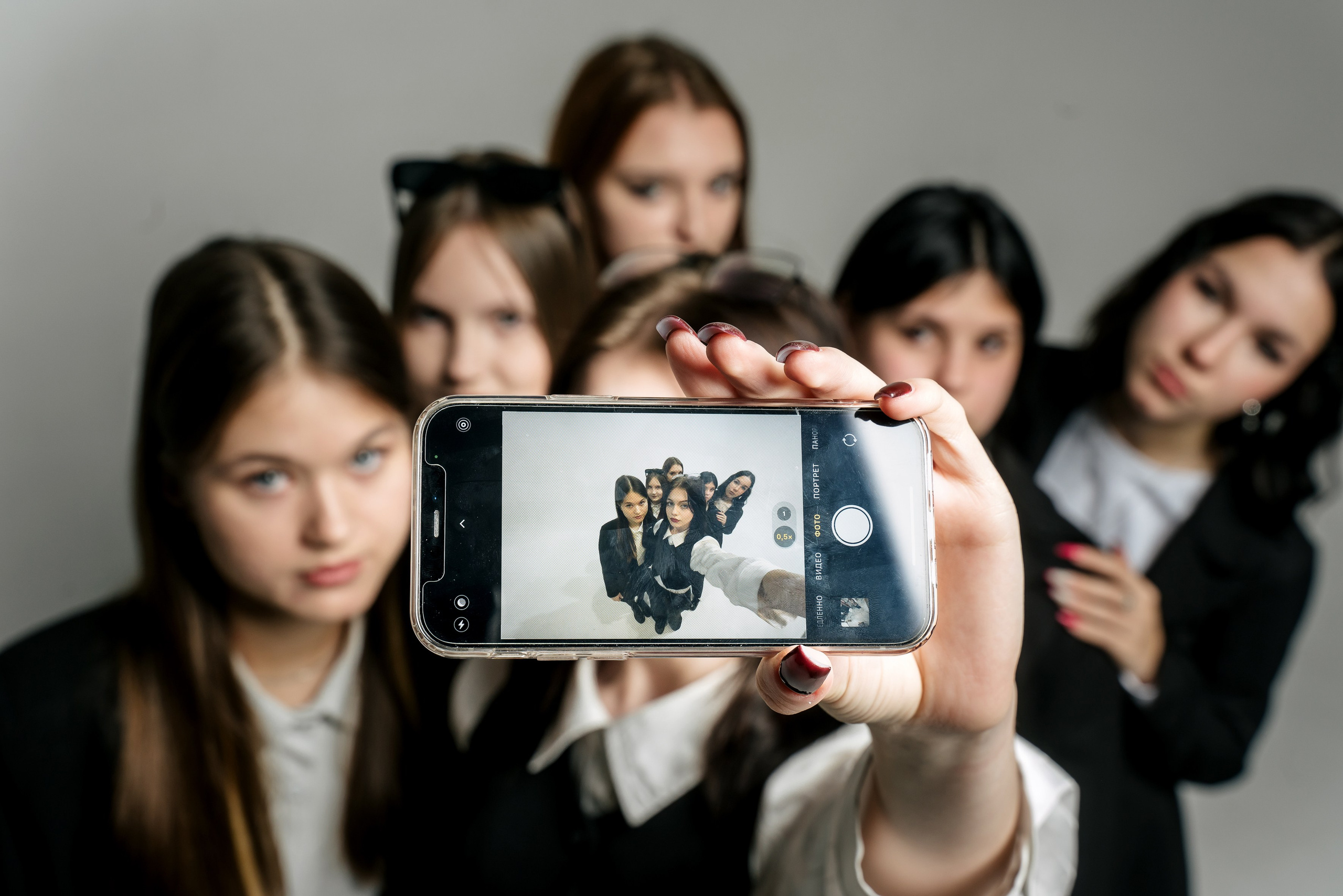 Фотографии с друзьями. Выпускные альбомы, школьные фотосессии в городе Новороссийске