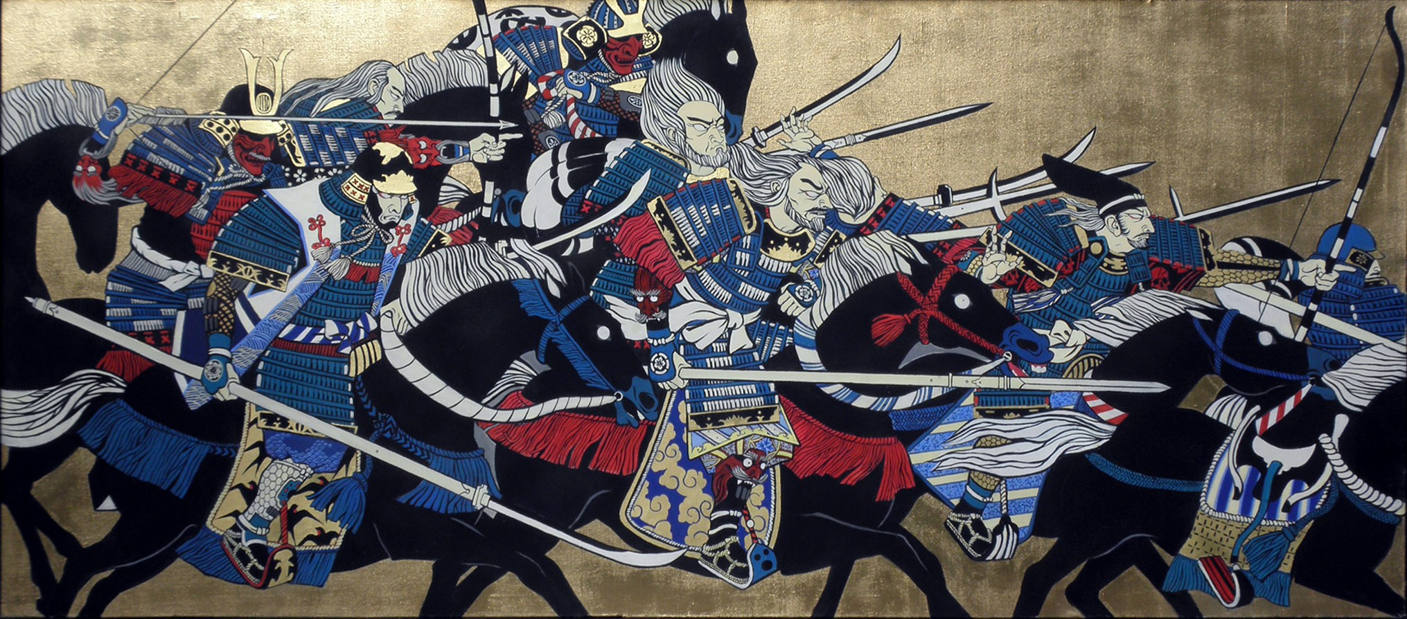 На холсте изображены конные самураи скачущие на чёрных лошадях.