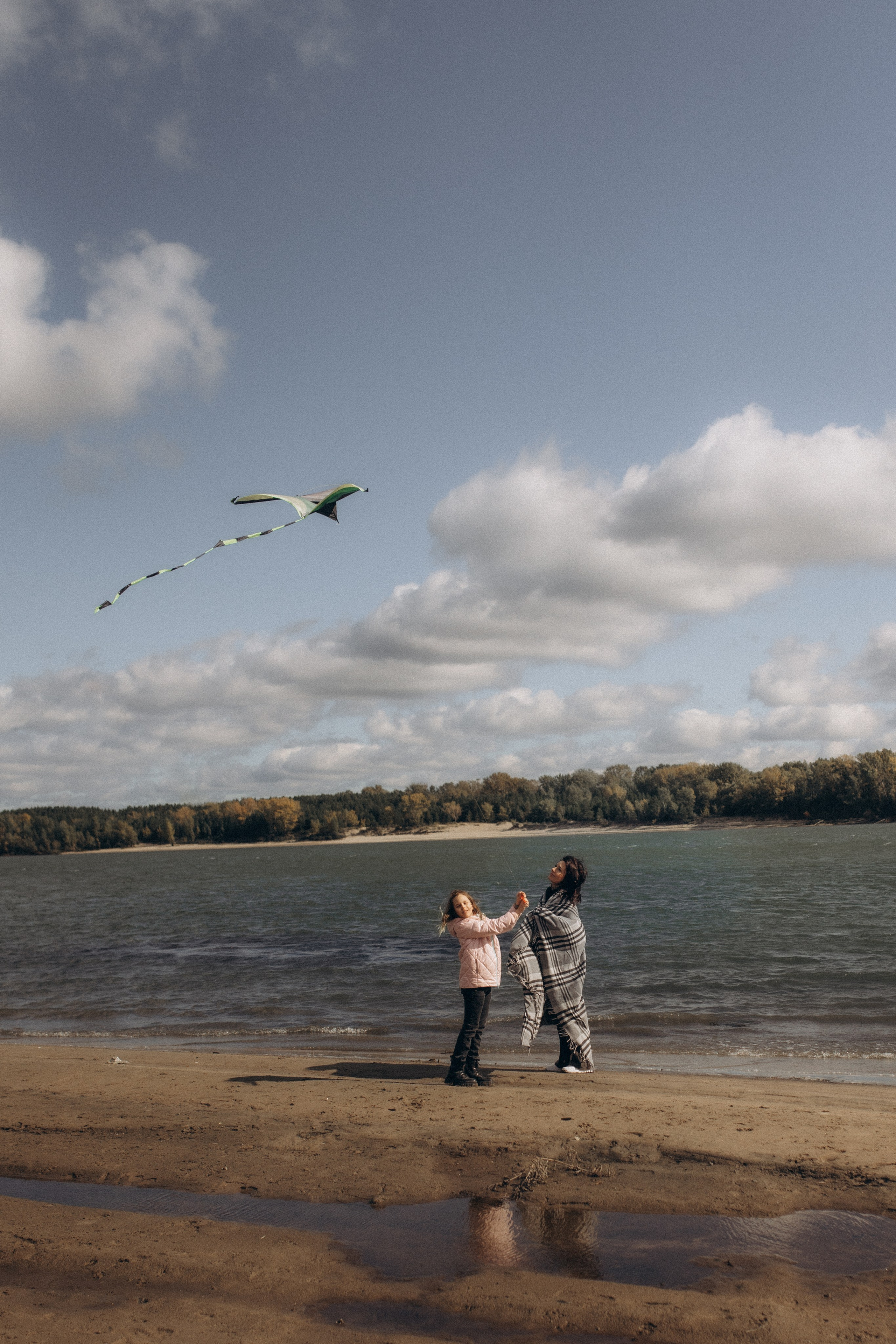 Аня с Ясей и Соней на Обском, осень. Семейный фотограф lifestyle в Новосибирске Елена Шпилевая