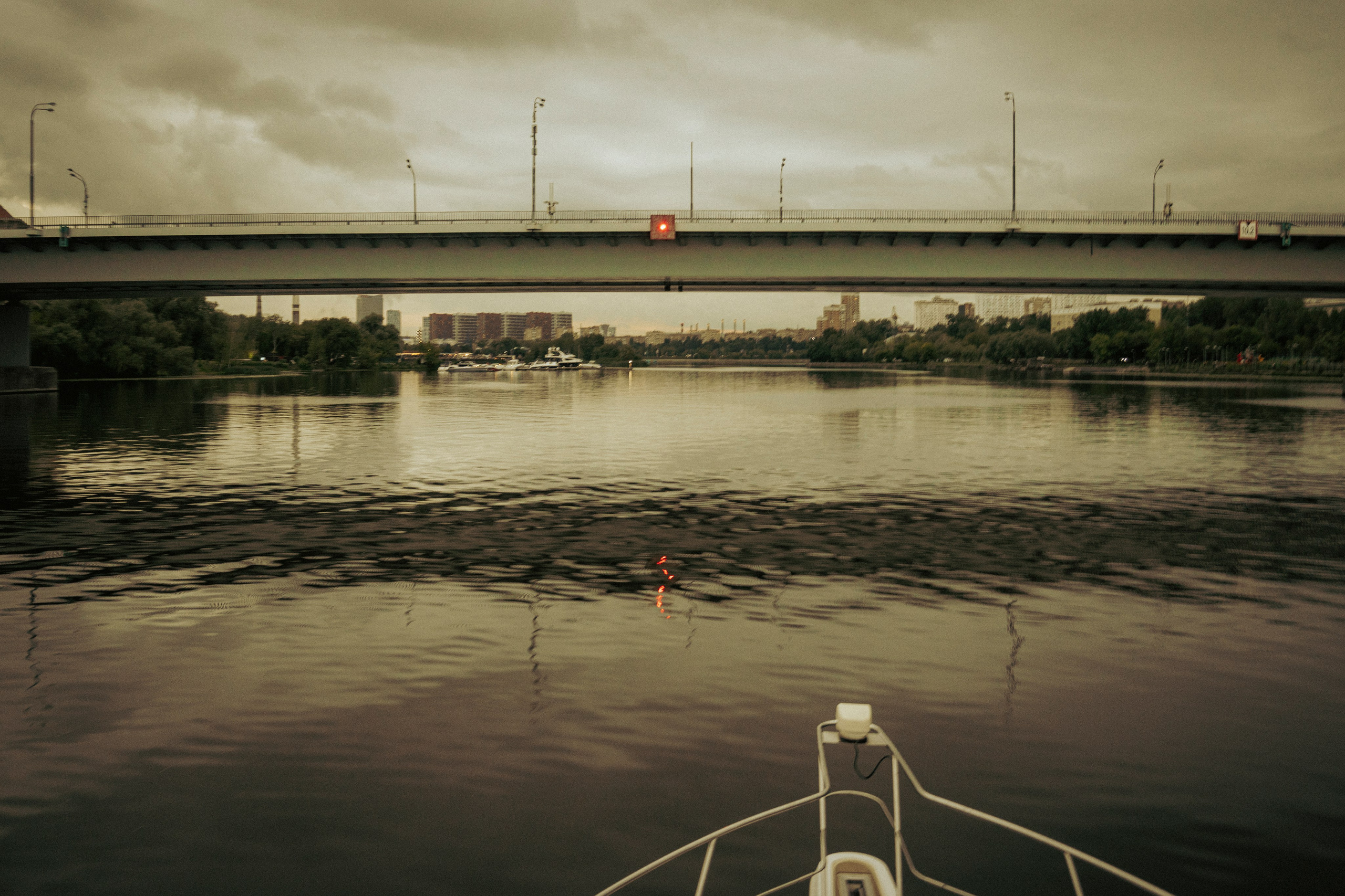 Москва-река. Лето. Яхта. Фотограф Роман Адлер