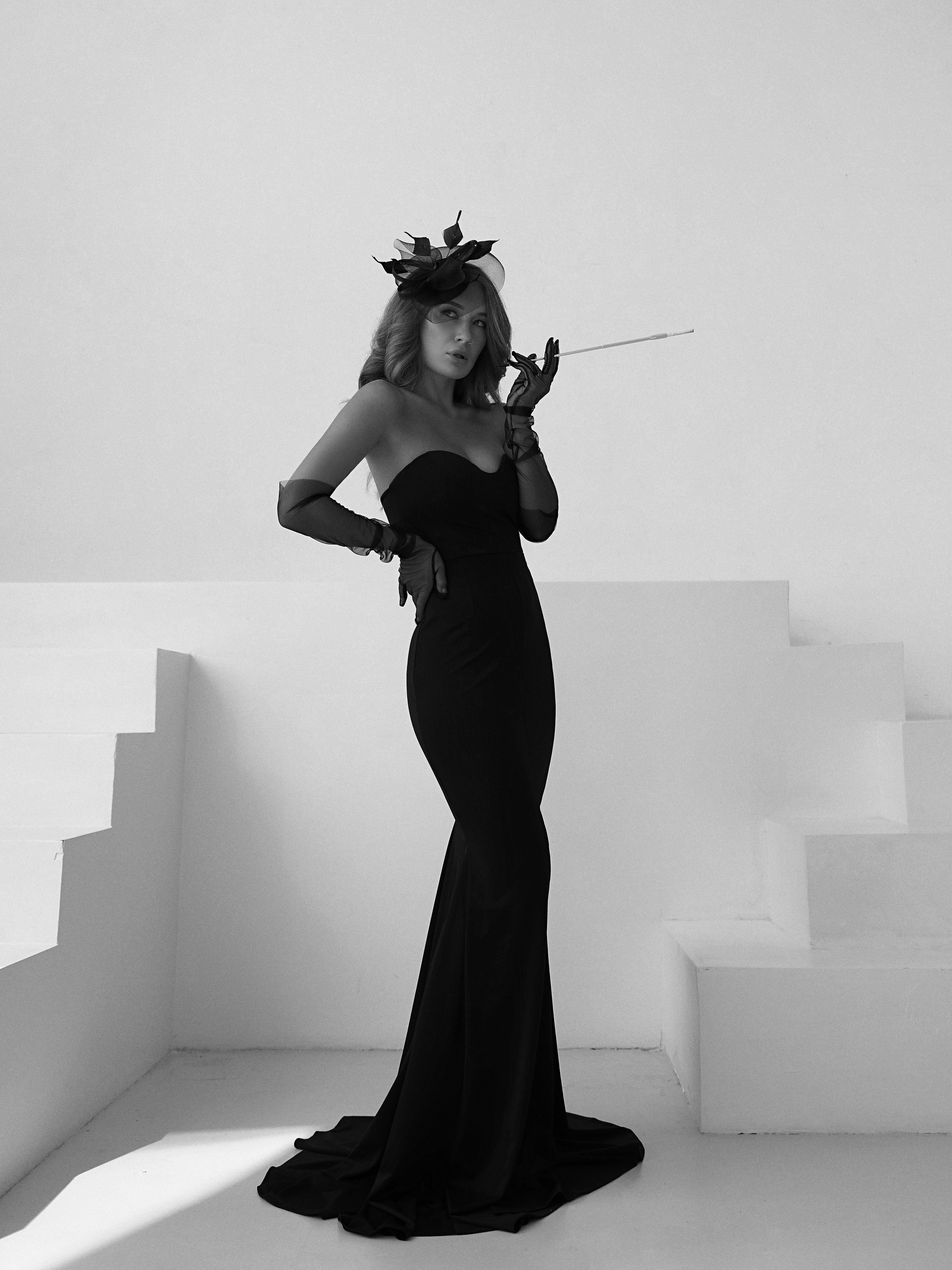 Портретная съёмка для девушки в платье и с мундштуком