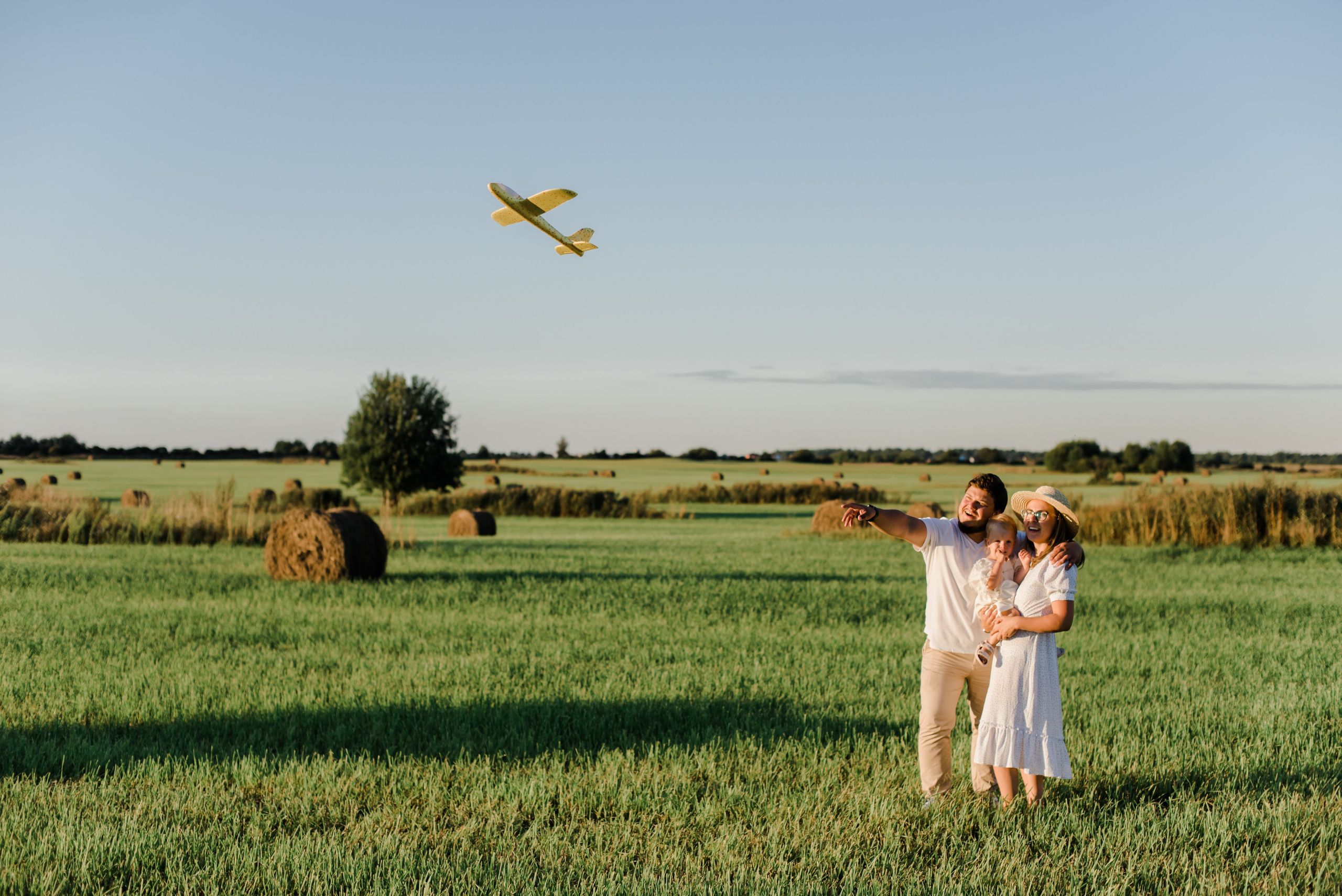 Семья в поле. Свадебный и семейный фотограф Евгения Кононова