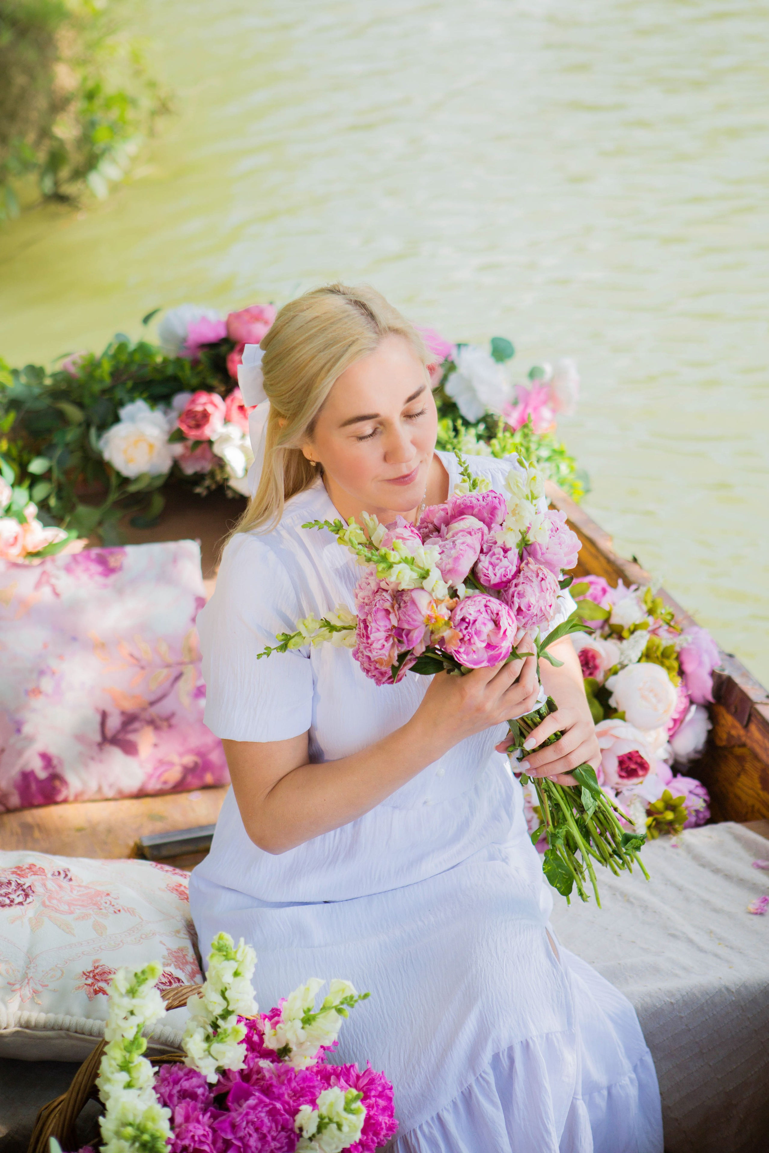 Лодка с пионами. Свадебный семейный и детский фотограф в Краснодаре Карина Федоровская