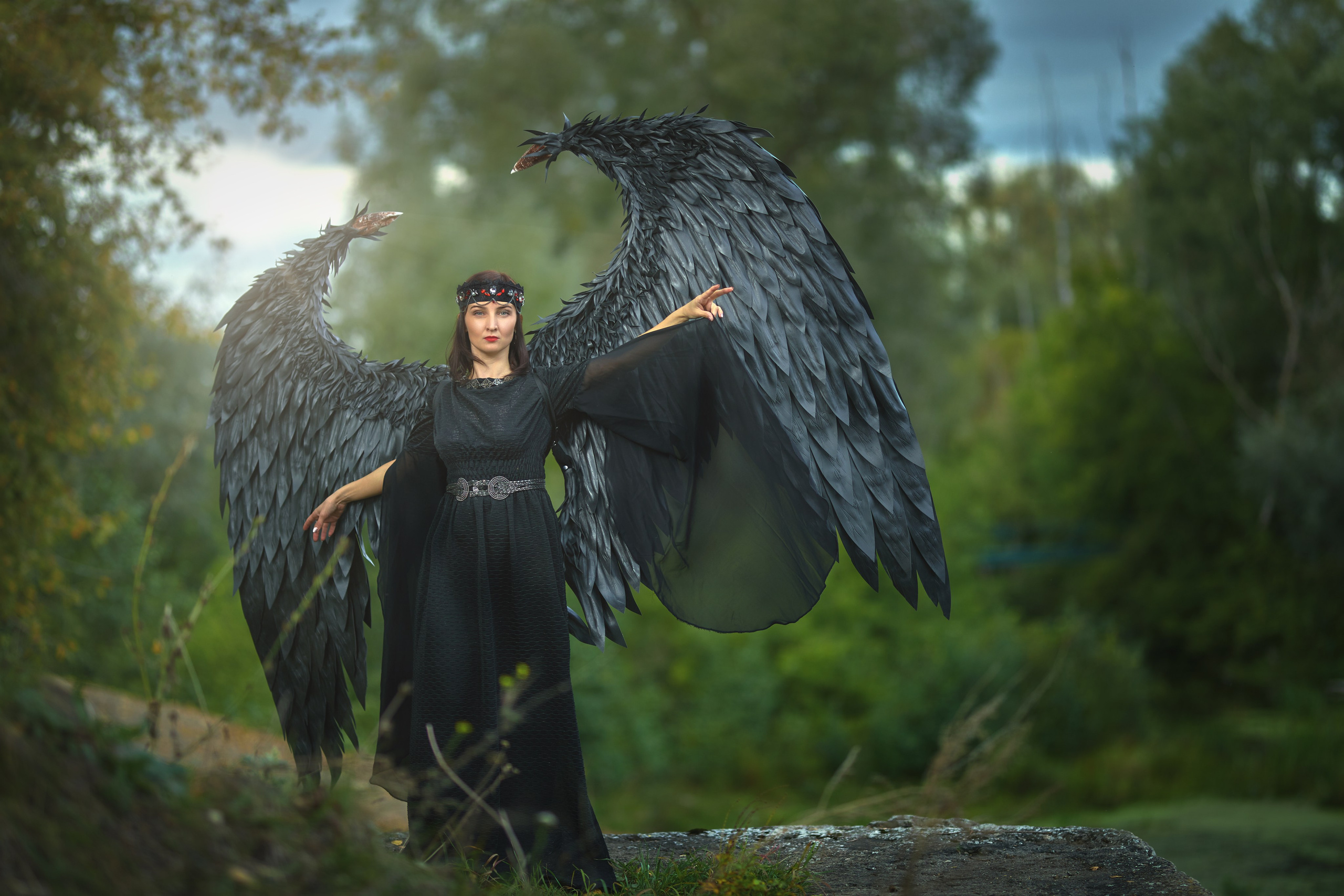 Черный ангел Малефисента стоит с раскрытыми крыльями