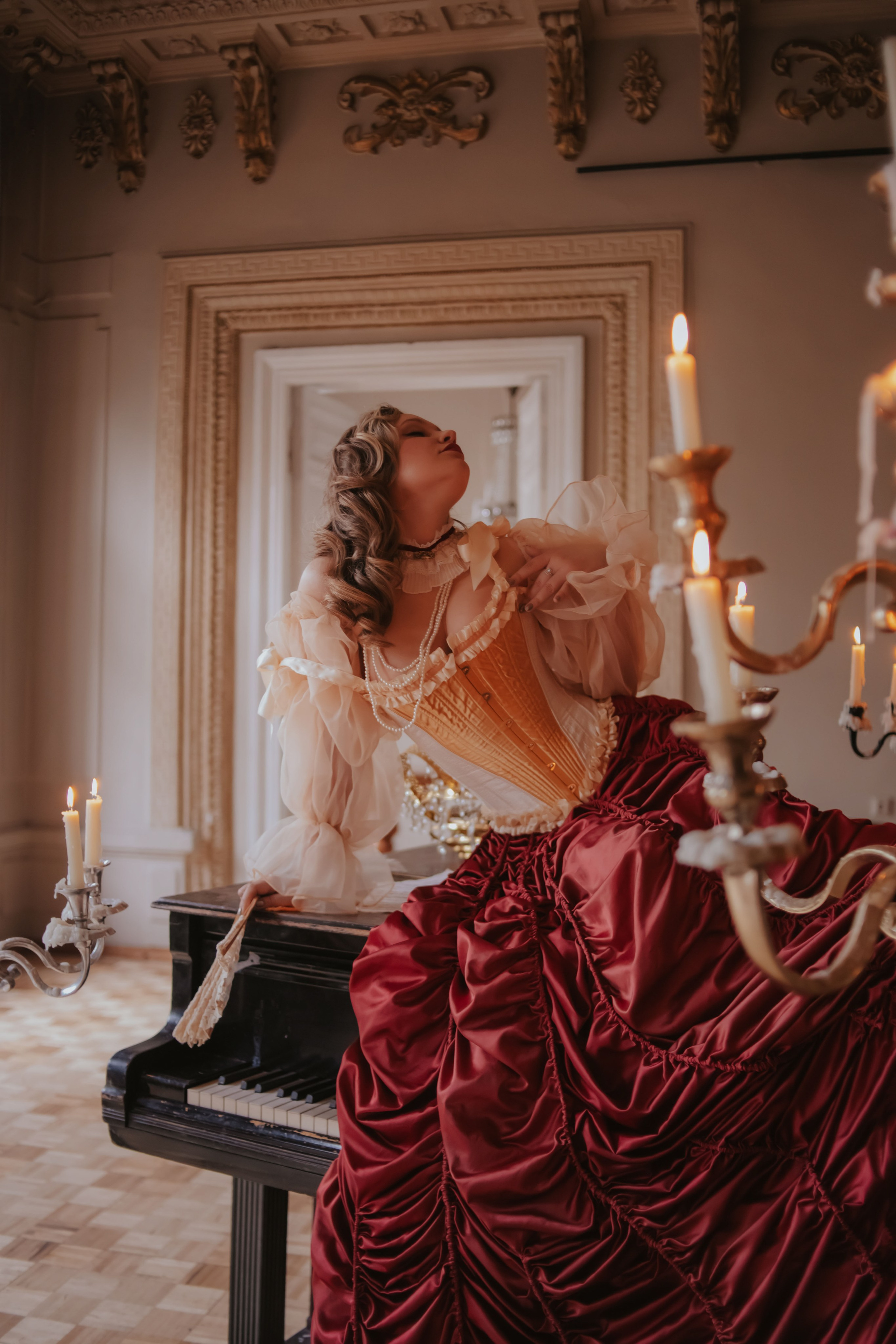 В залах старинной усадьбы. Художественная винтажная фотография