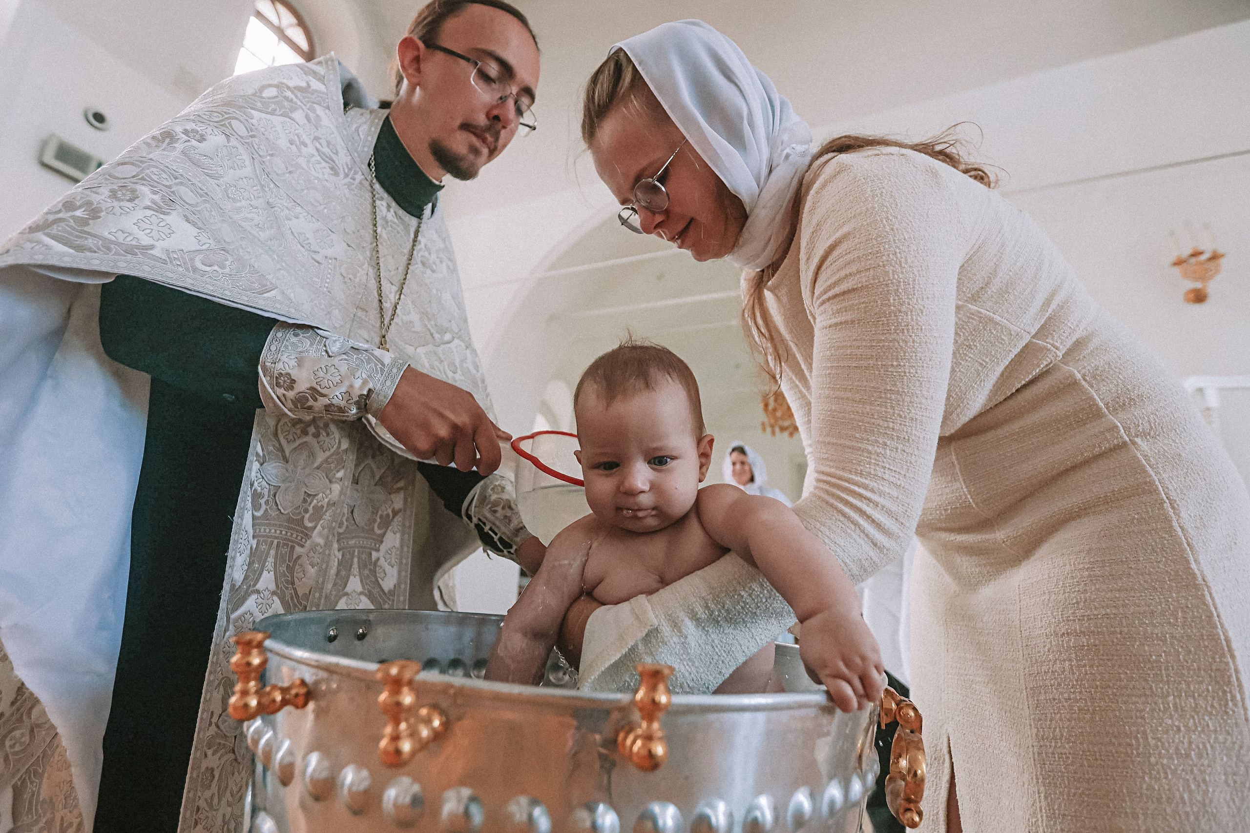 Крещение церковь около моста влюбленных. Семейный фотограф Тюмень, фотограф на роды Салмина Мария
