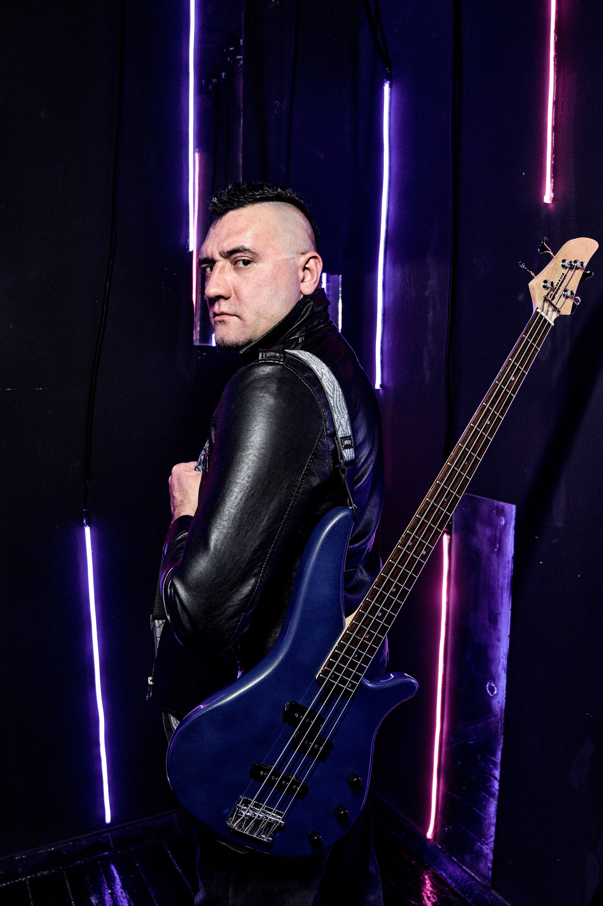 портрет гитариста группы