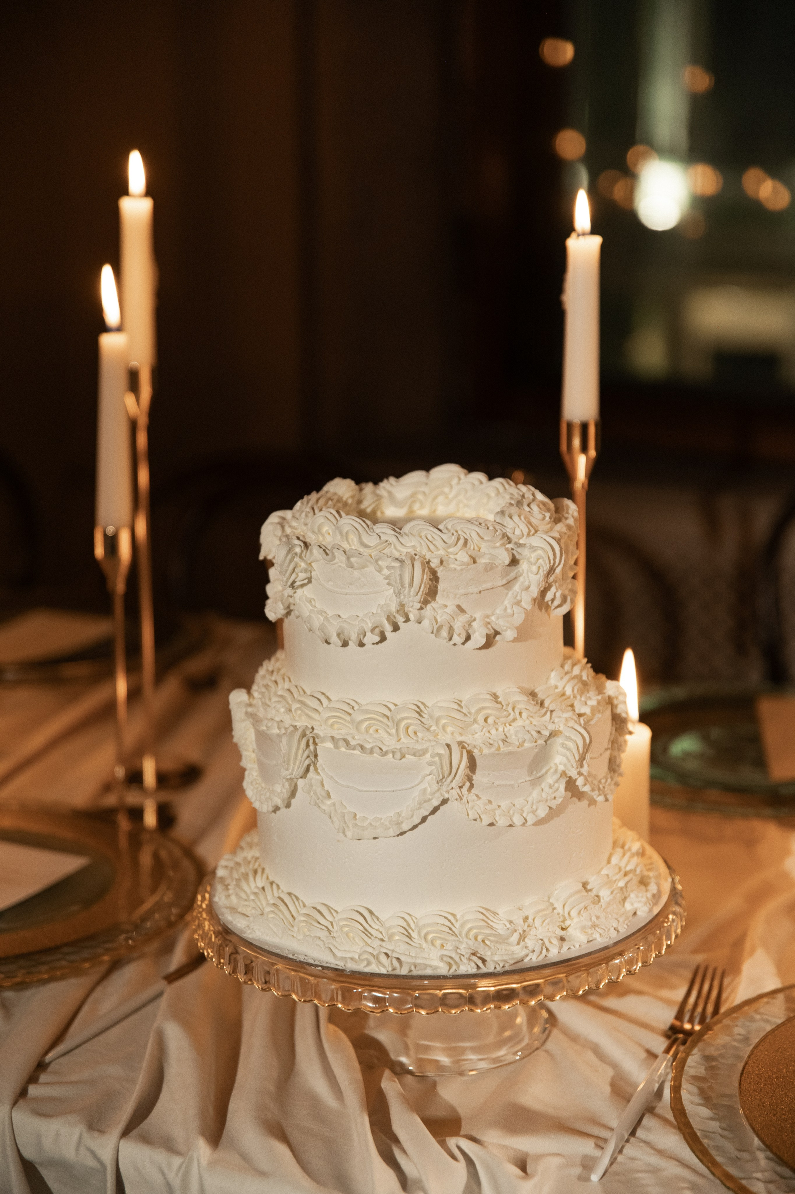 Камерный свадебный ужин при свечах в старинном особняке в фотостудии 21. Kult. Ярослава Ерина — свадебный фотограф в Москве