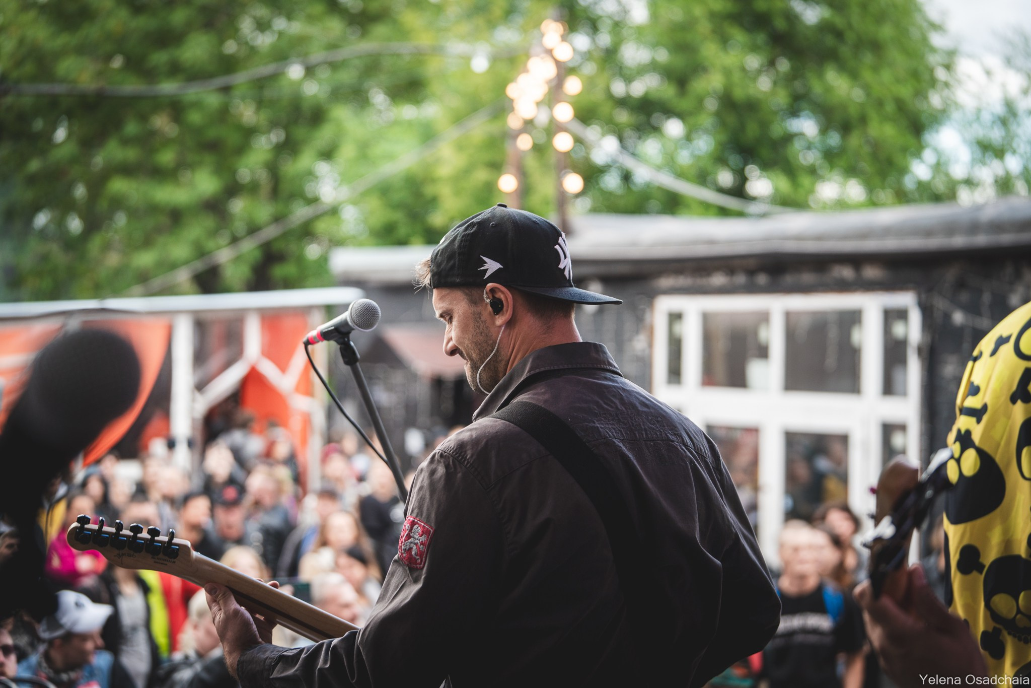 Живой 2025 — День 1. Елена Осадчая — фотографирую музыку на сцене и в жизни