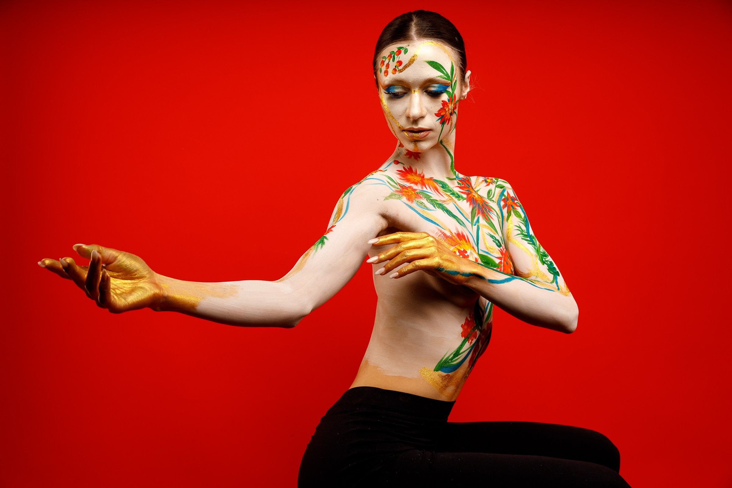 Фотосессия в стиле боди арт на красном фоне. Алексей Торопов фотограф