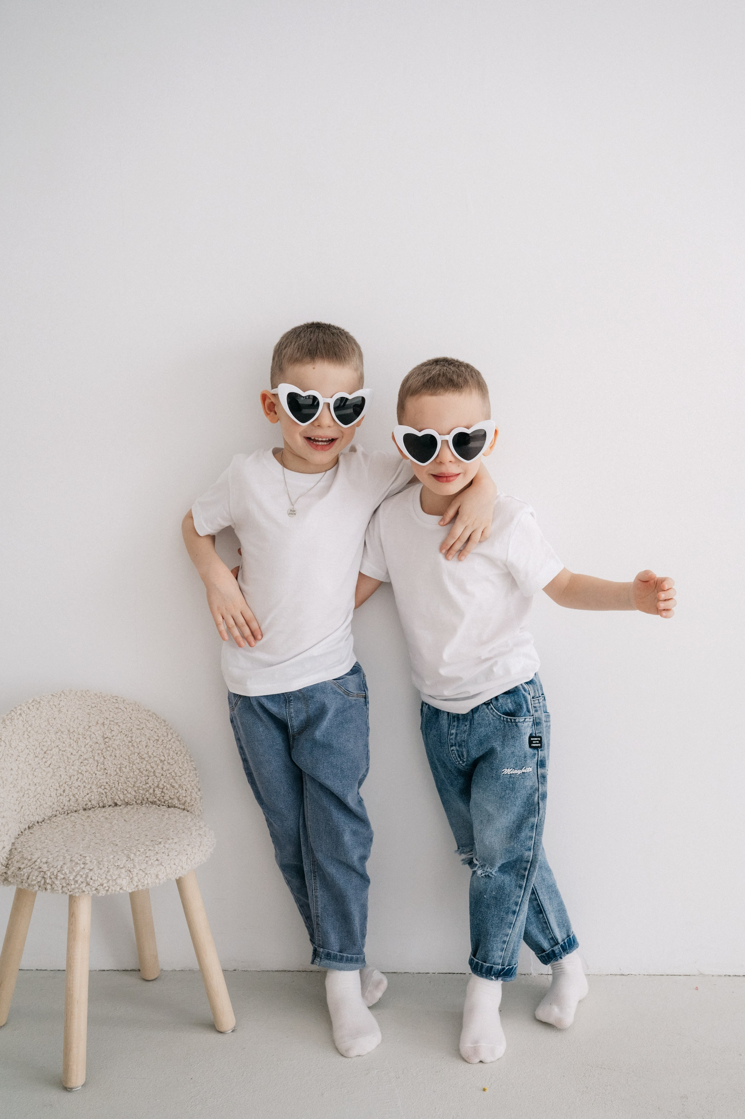 Семейная фотосессия мамы с сыновьями в фотостудии в Королёве. Свадебный и семейный фотограф Виктория Носачёва. Щелково, Москва и МО