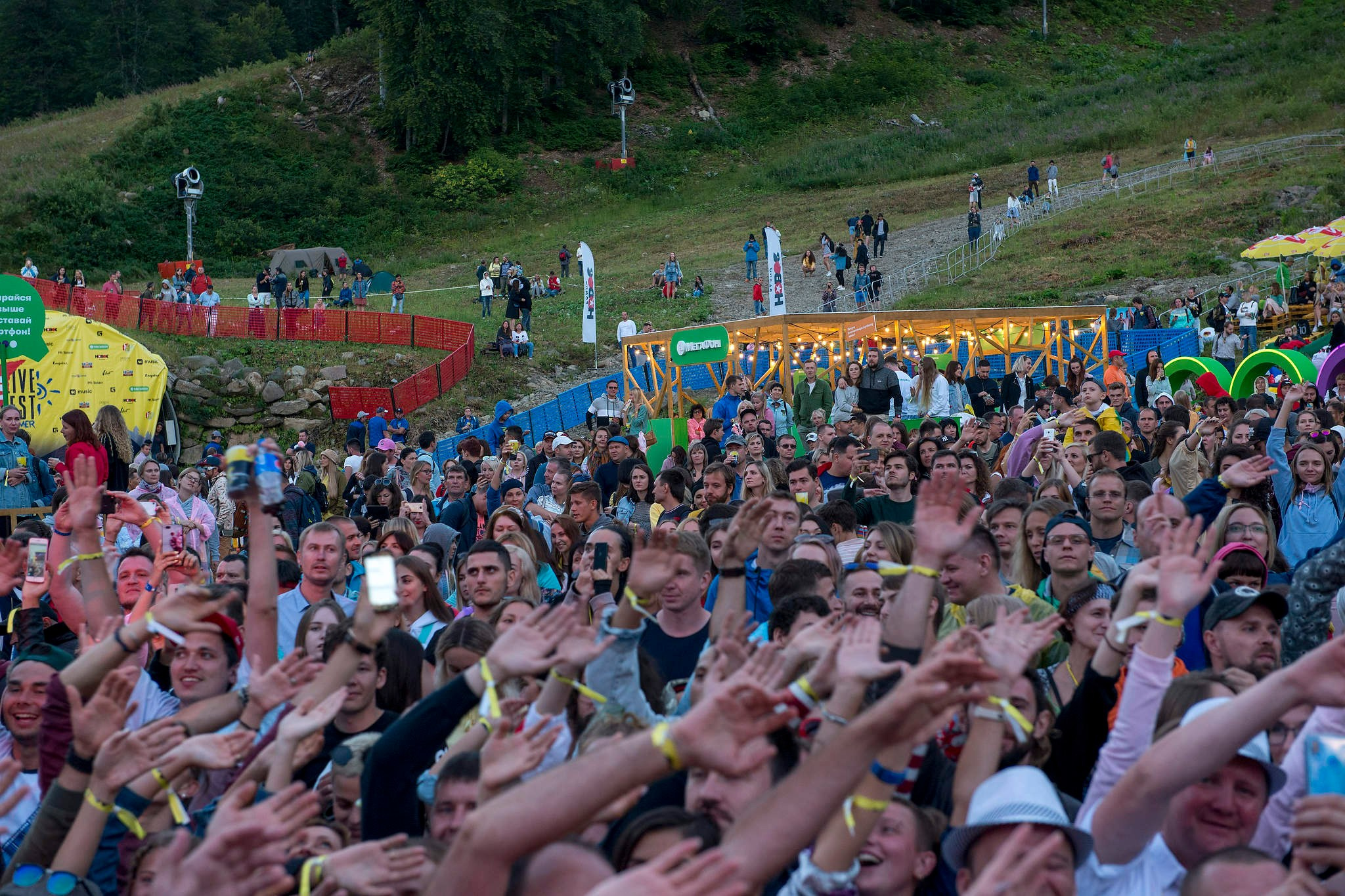 Концерт на музыкально фестивале в Красной Поляне, который организован компанией Мегафон. Зрители на концерте. Фотограф в Сочи. 