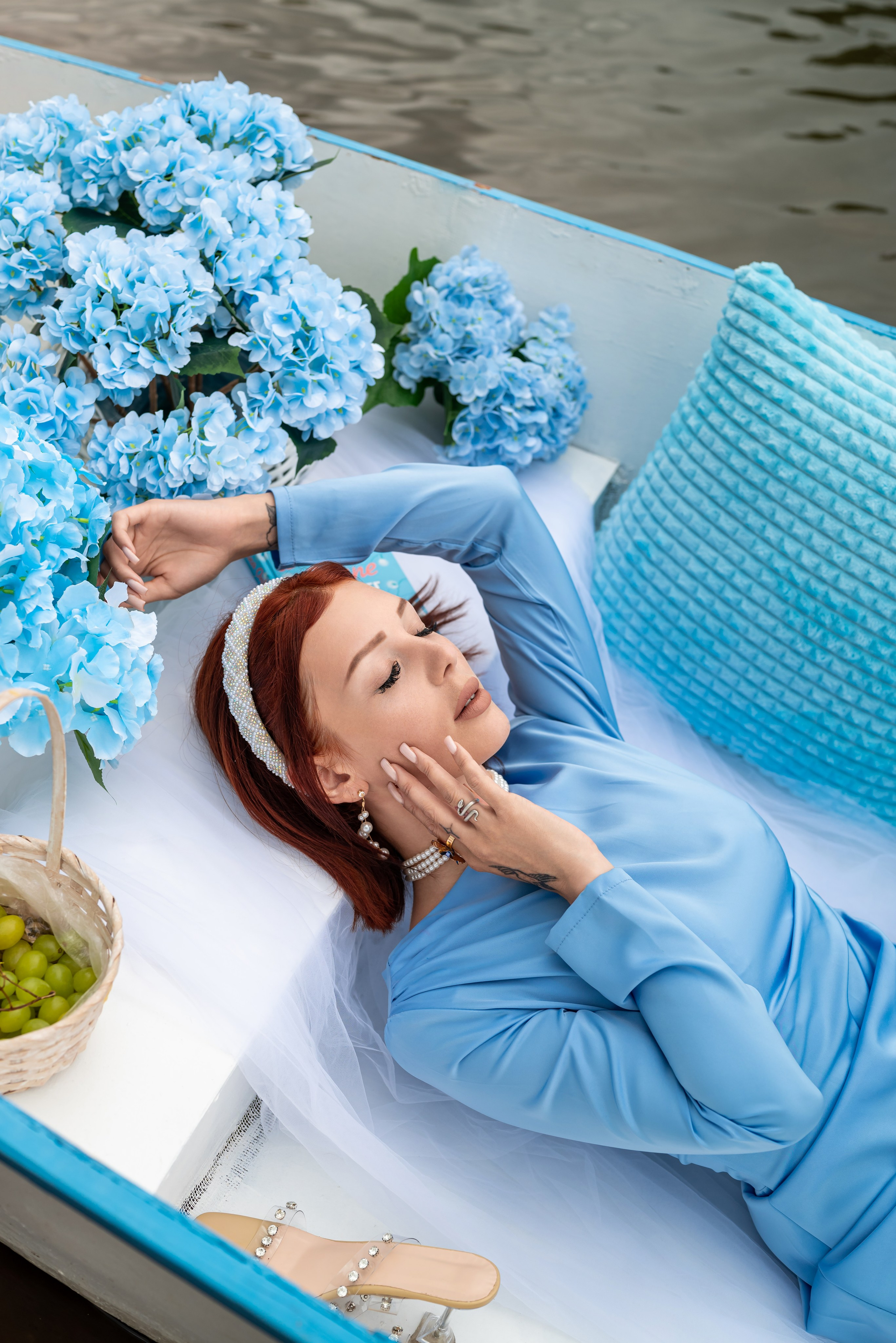 Фотопроект на лодке с голубыми гортензиями. Фотограф в городе Салават