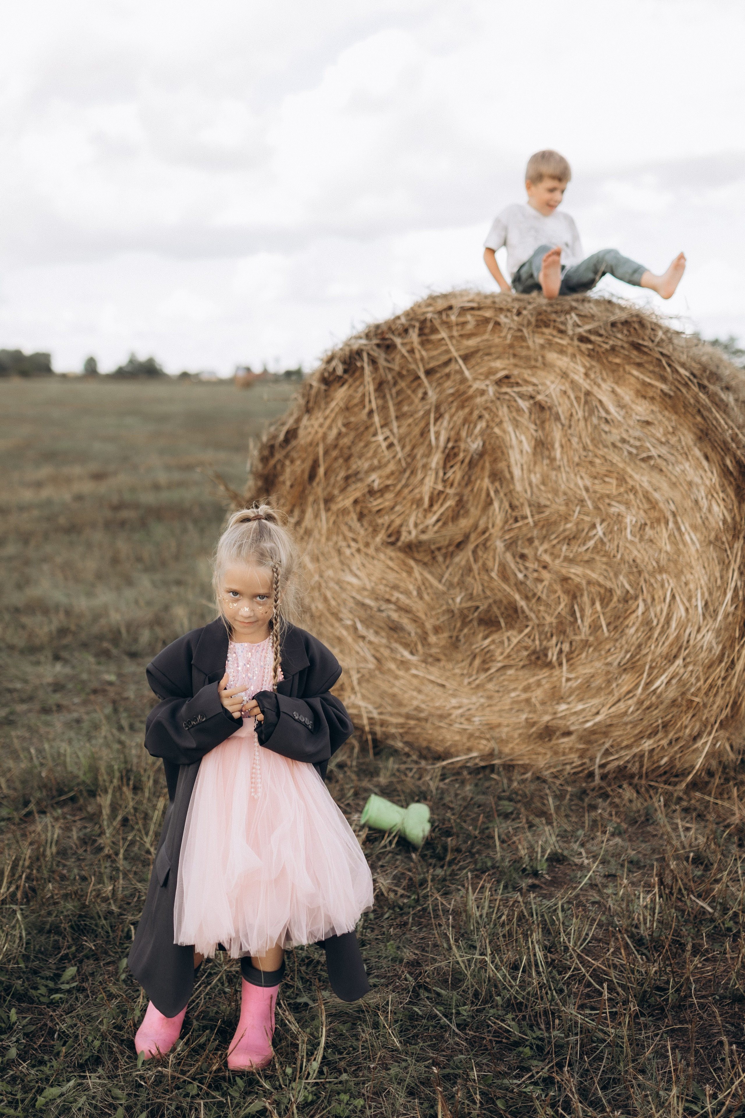 Вика и Миша на сене. Семейный фотограф lifestyle в Новосибирске Елена Шпилевая