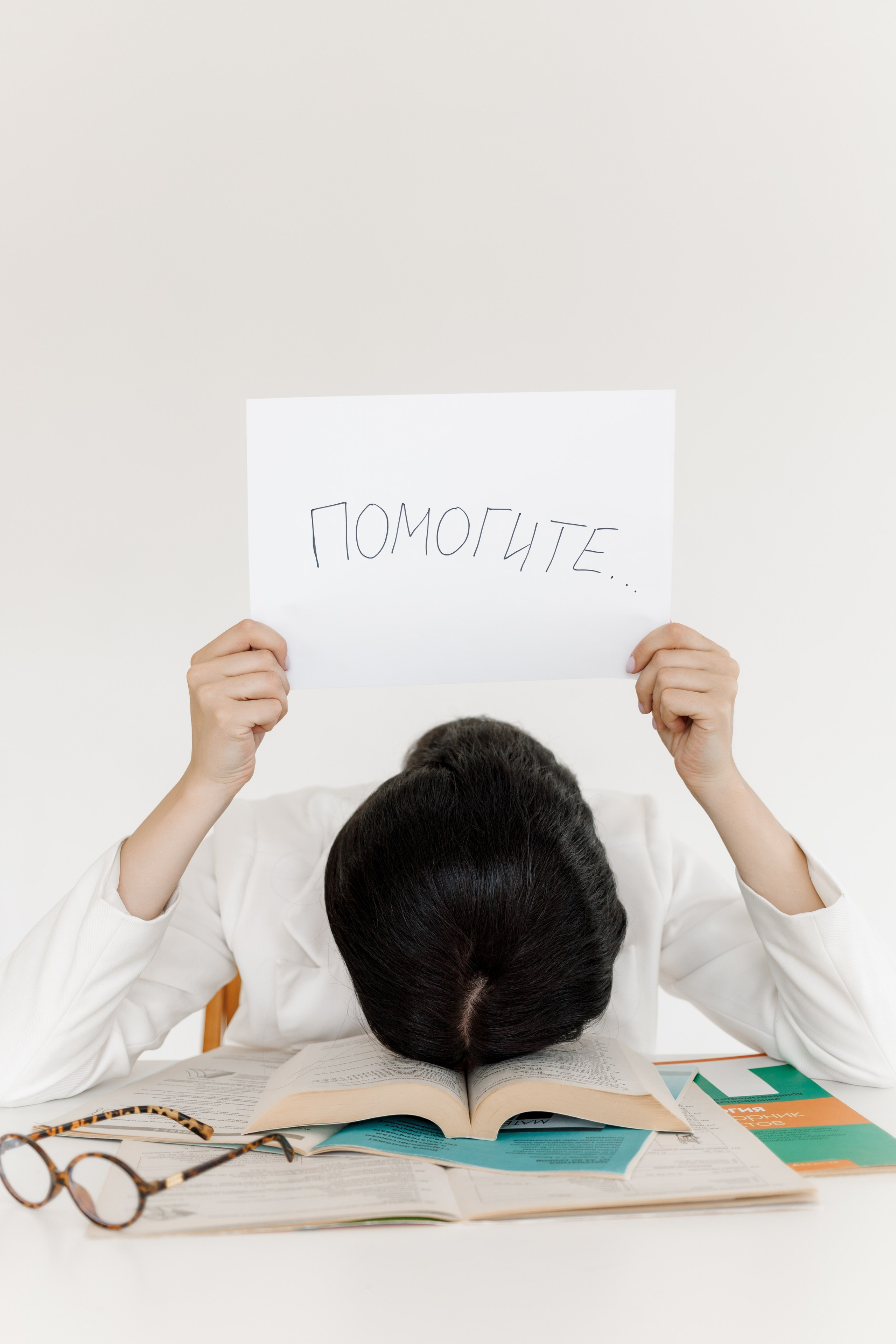 репетитор по биологии у стола с пособиями контентная съёмка