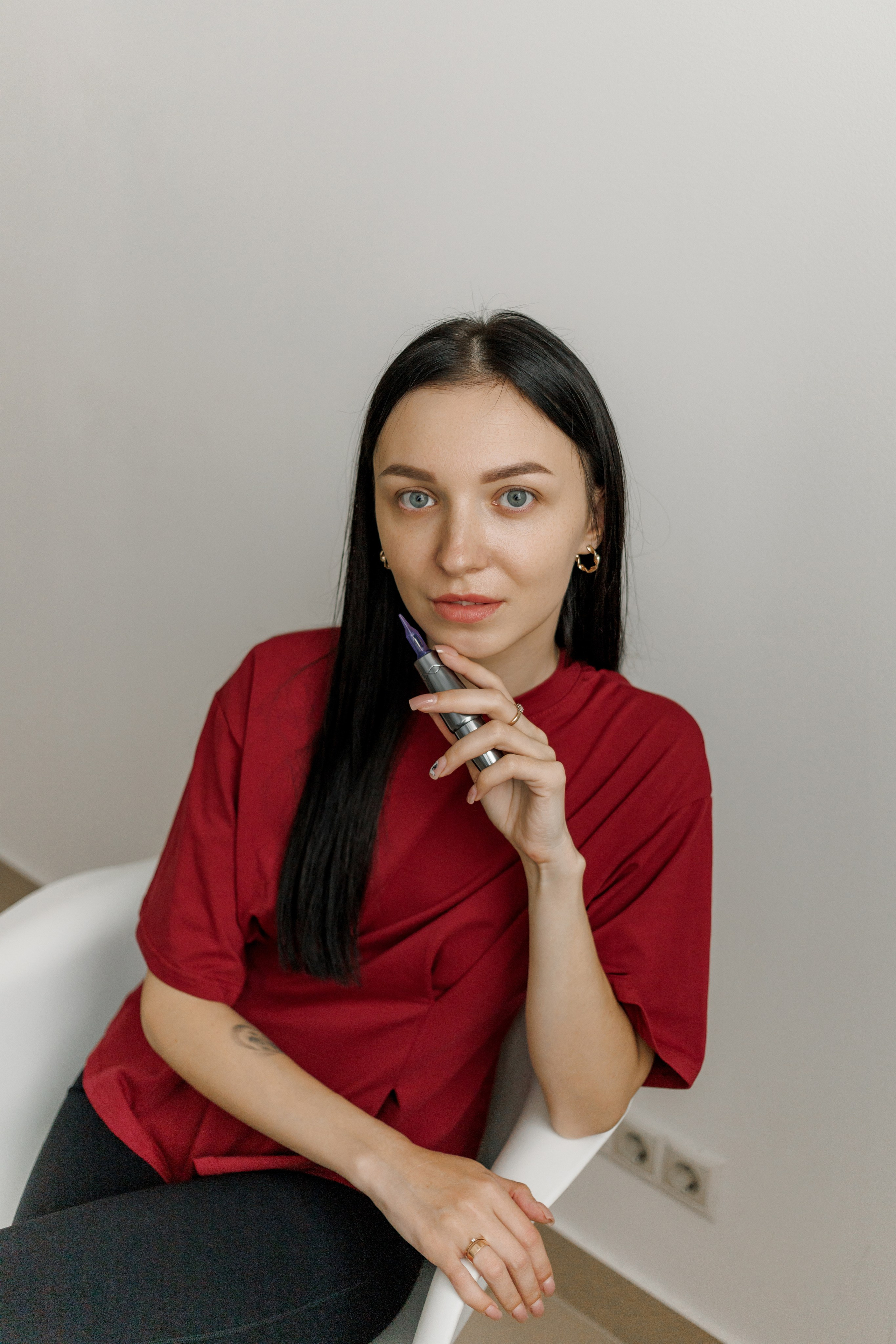 мастер перманентного макияжа в рабочем пространстве съёмка