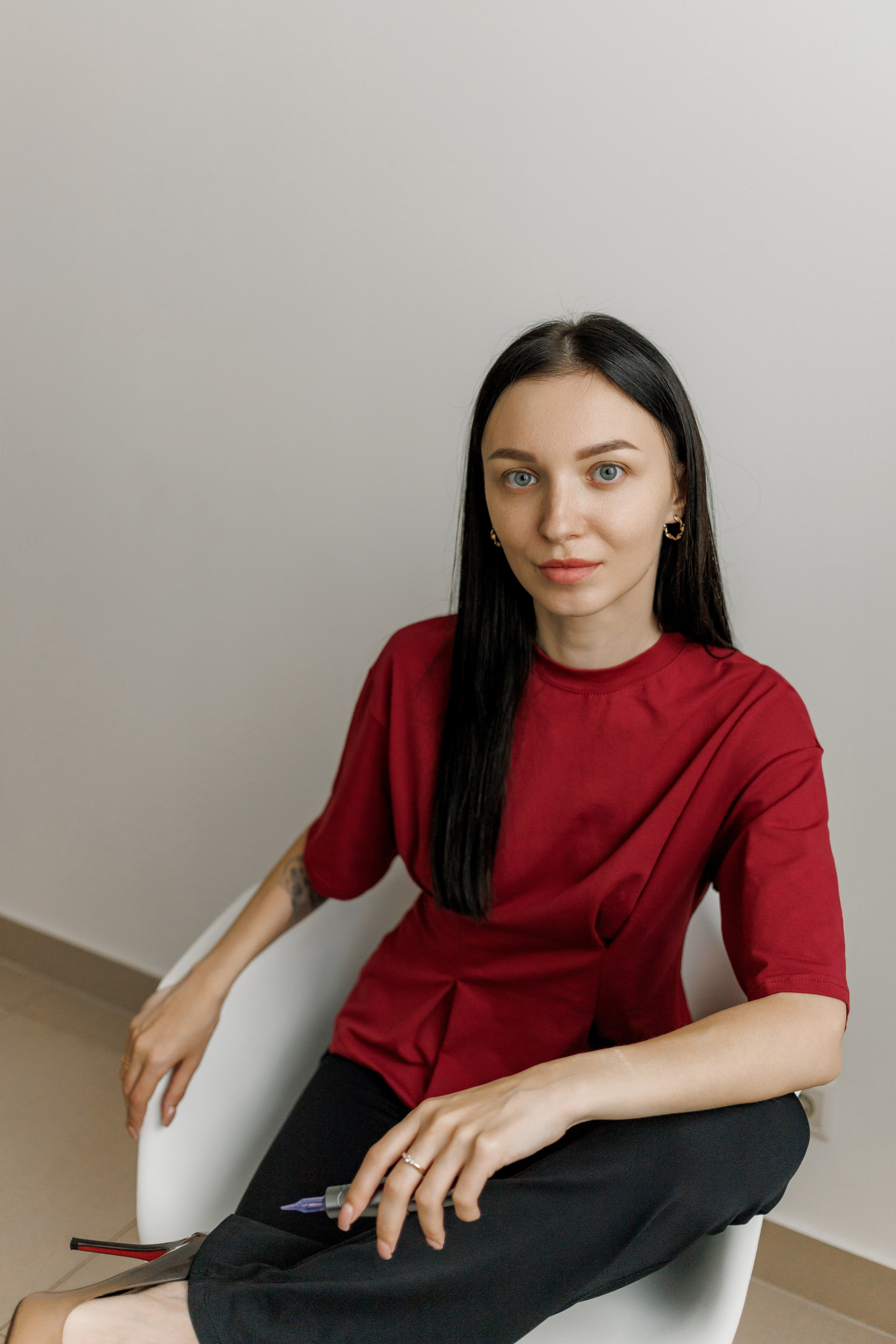 съёмка мастера перманента с аппаратом в кабинете