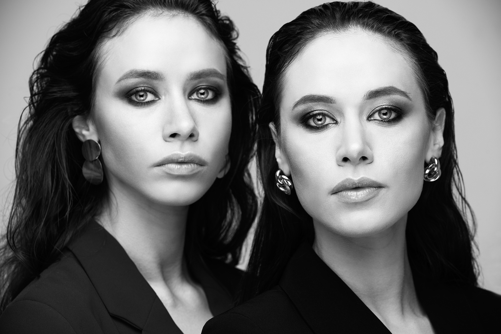 Студийная фотосессия сестер. Портретный фотограф Белград Матвей Кармаков